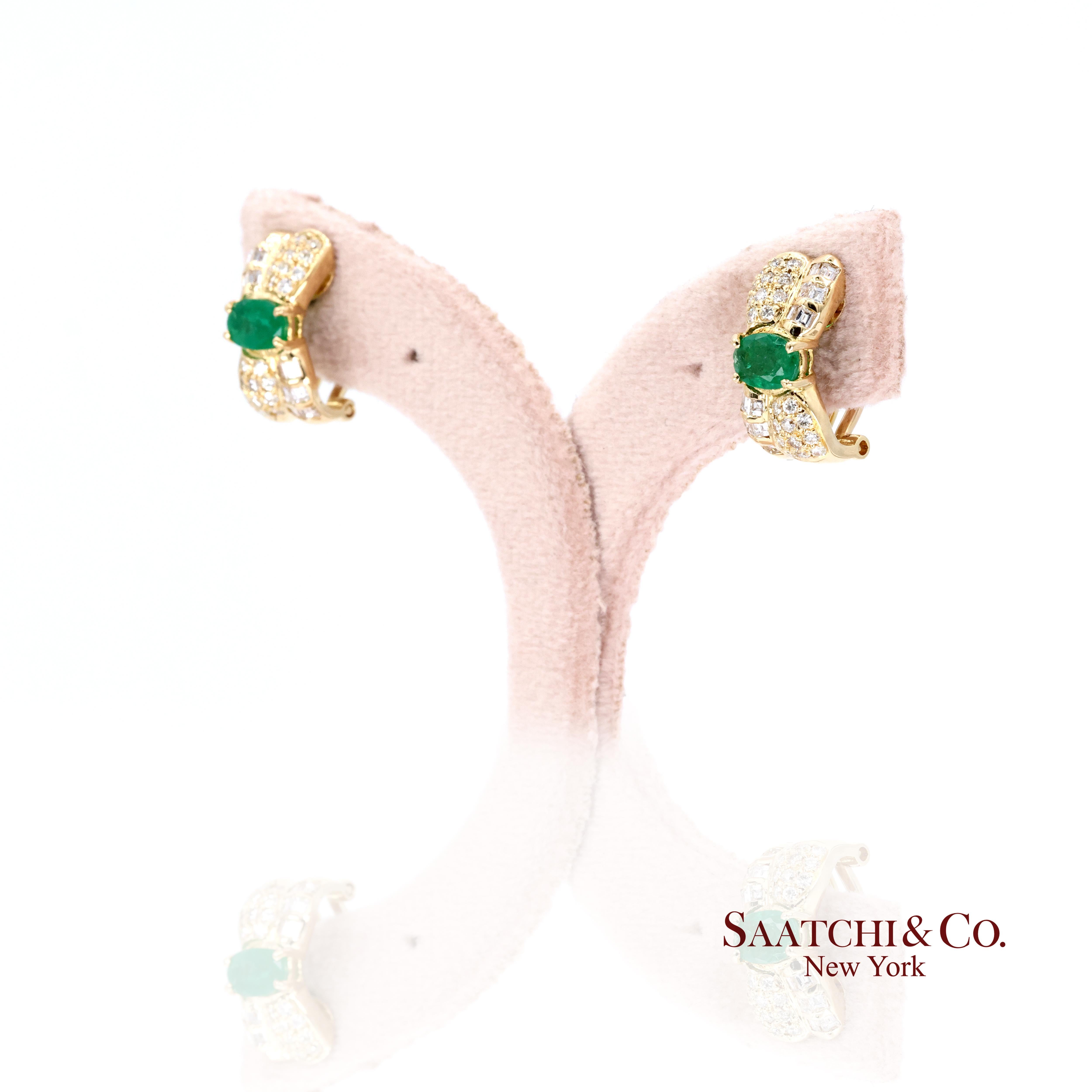 Contemporary 18k 750 Yellow Gold Natural Emerald and Diamond Earrings For Sale
