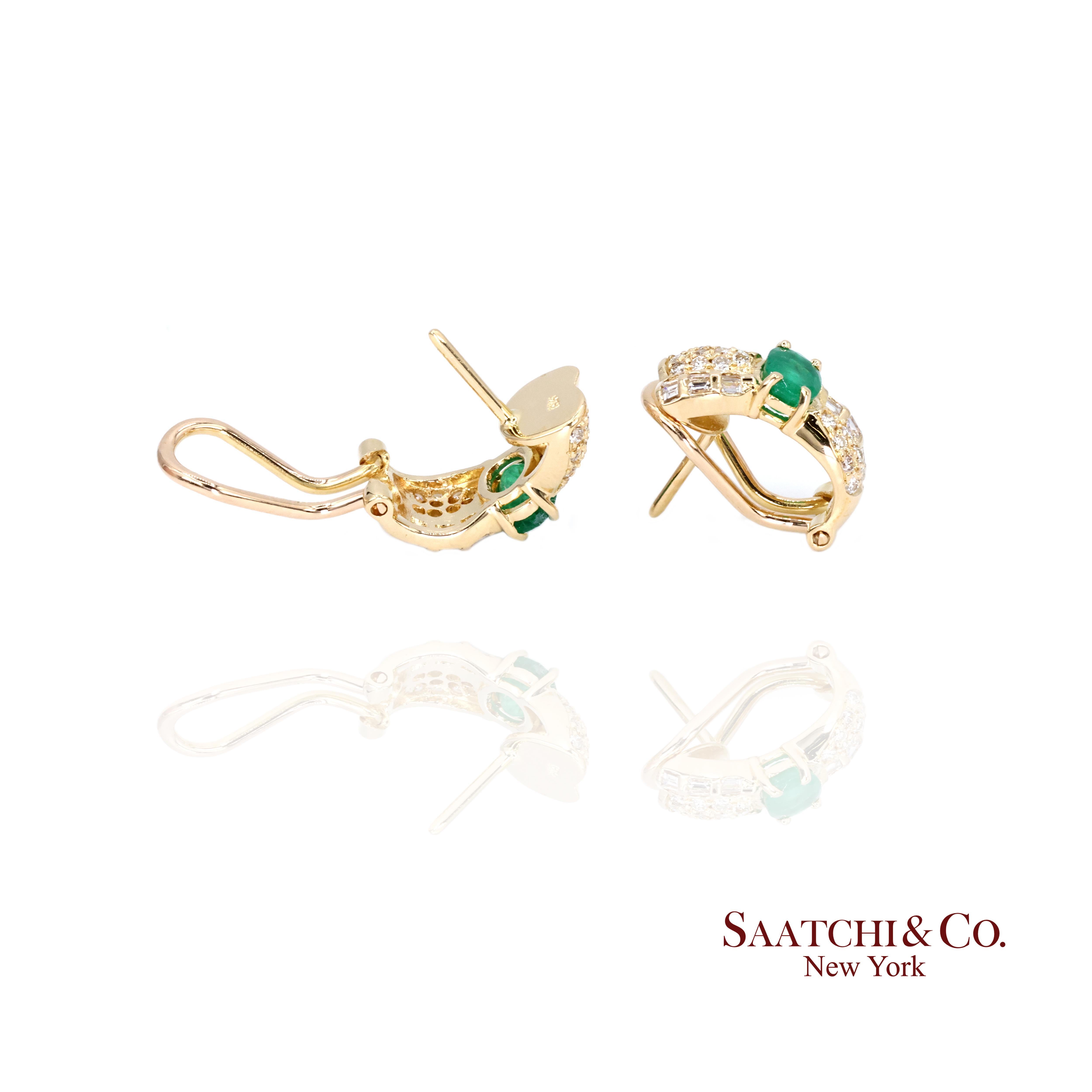 18k 750 Yellow Gold Natural Emerald and Diamond Earrings In New Condition For Sale In New York, NY