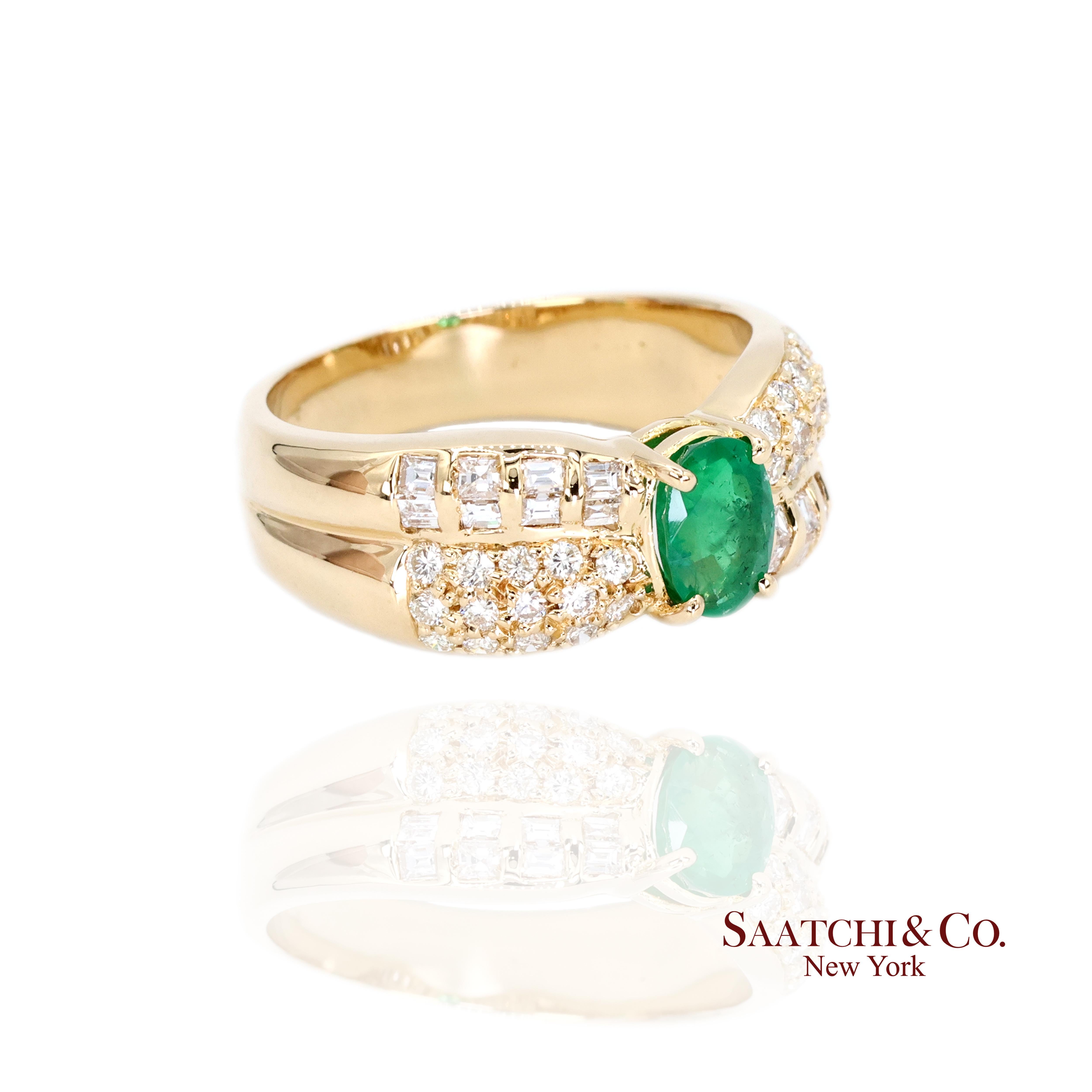 Contemporain Bague en or jaune 18k 750 émeraudes naturelles et diamants en vente