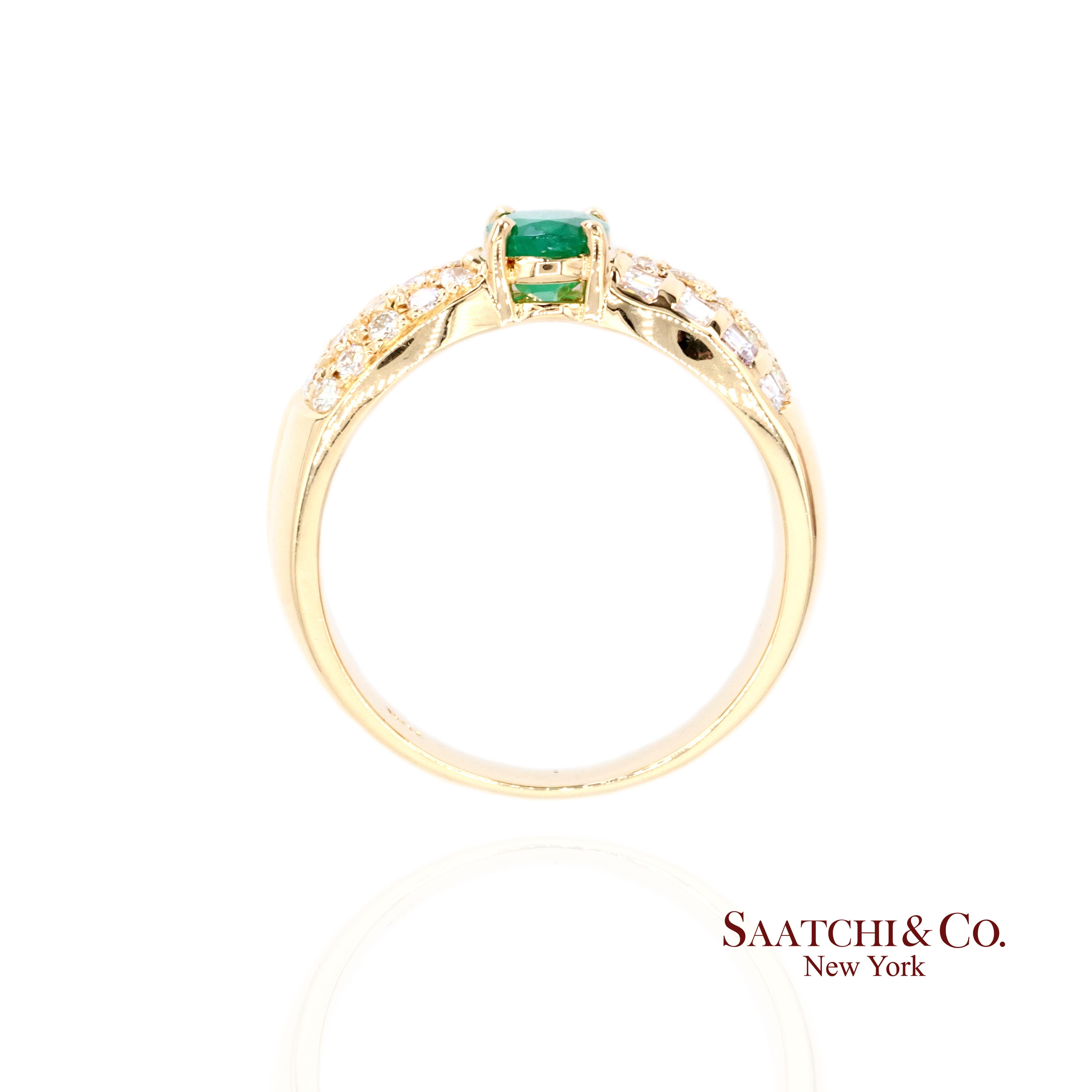 Taille ovale Bague en or jaune 18k 750 émeraudes naturelles et diamants en vente