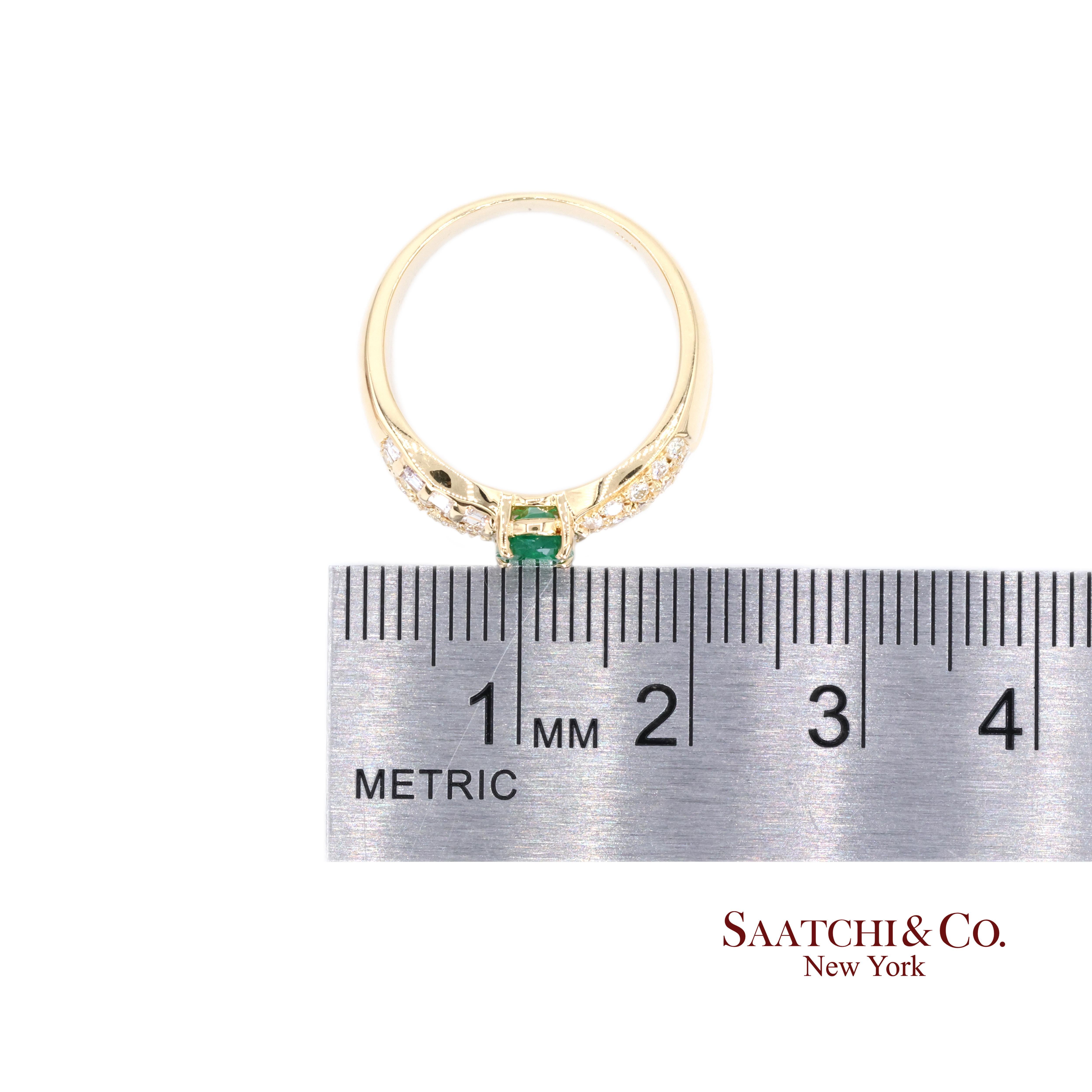 Bague en or jaune 18k 750 émeraudes naturelles et diamants en vente 2