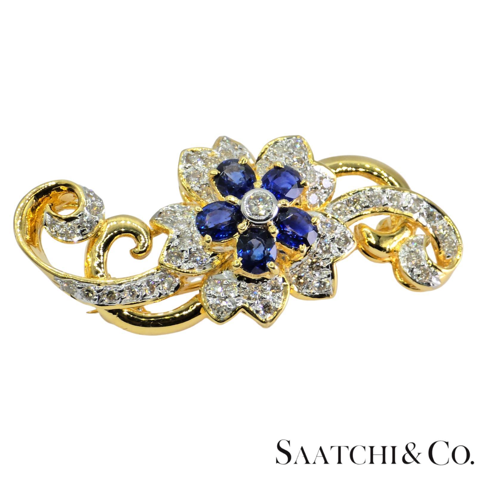 18k 750 Gelbgold Natürliches Weiß VVS Diamant & Blauer Saphir Brosche (Zeitgenössisch) im Angebot