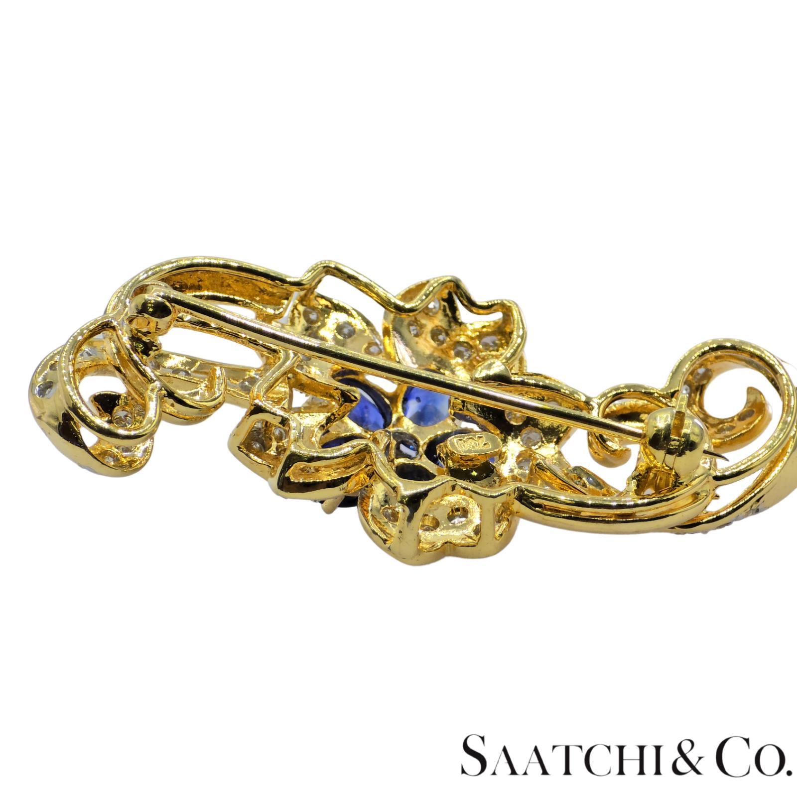 18k 750 Gelbgold Natürliches Weiß VVS Diamant & Blauer Saphir Brosche (Rundschliff) im Angebot