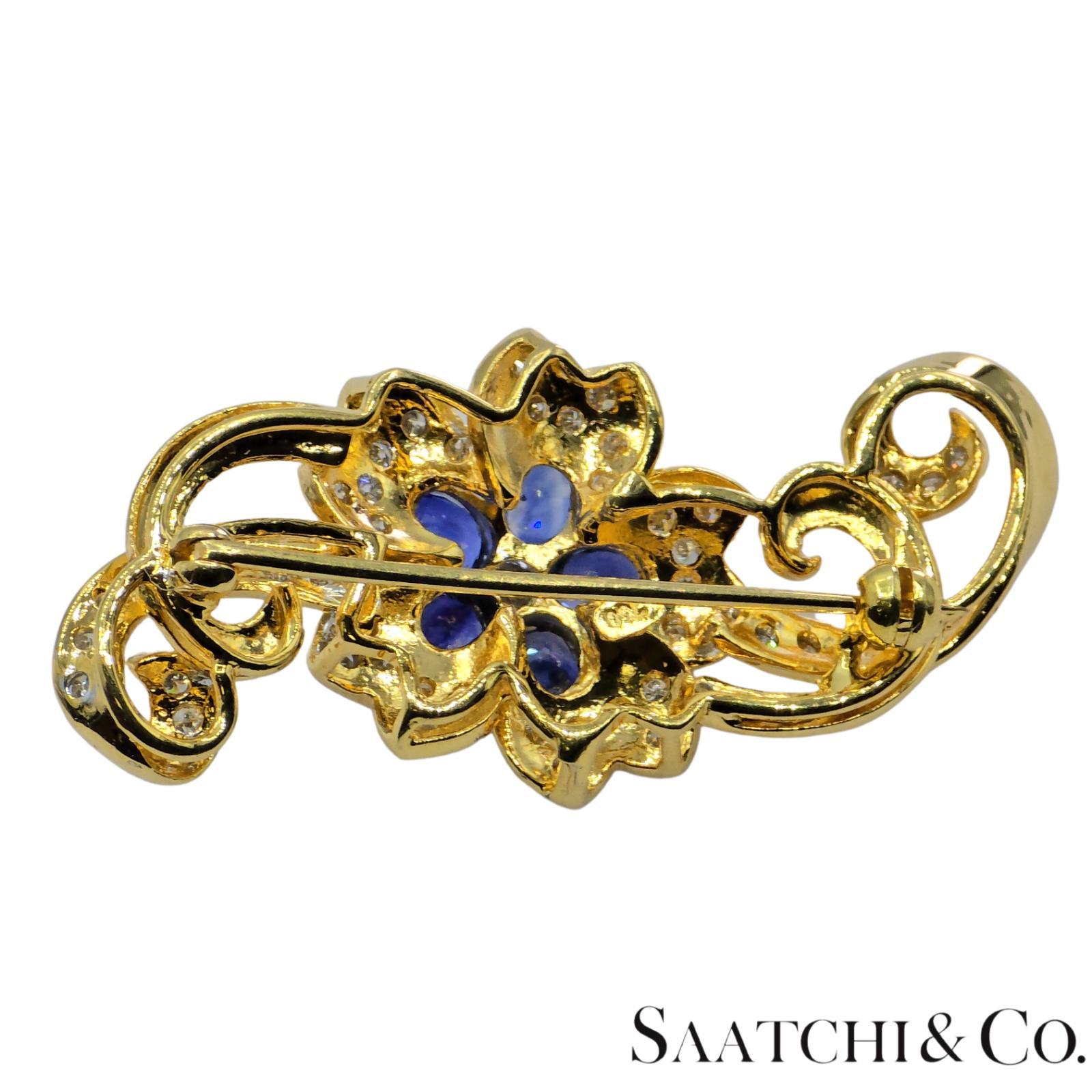 18k 750 Gelbgold Natürliches Weiß VVS Diamant & Blauer Saphir Brosche im Zustand „Hervorragend“ im Angebot in New York, NY