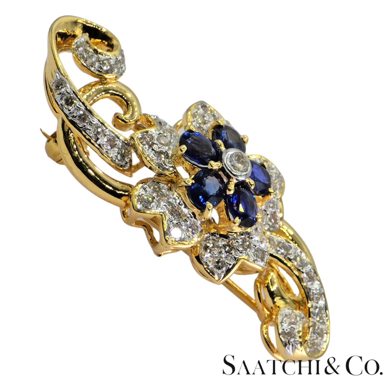 18k 750 Gelbgold Natürliches Weiß VVS Diamant & Blauer Saphir Brosche für Damen oder Herren im Angebot