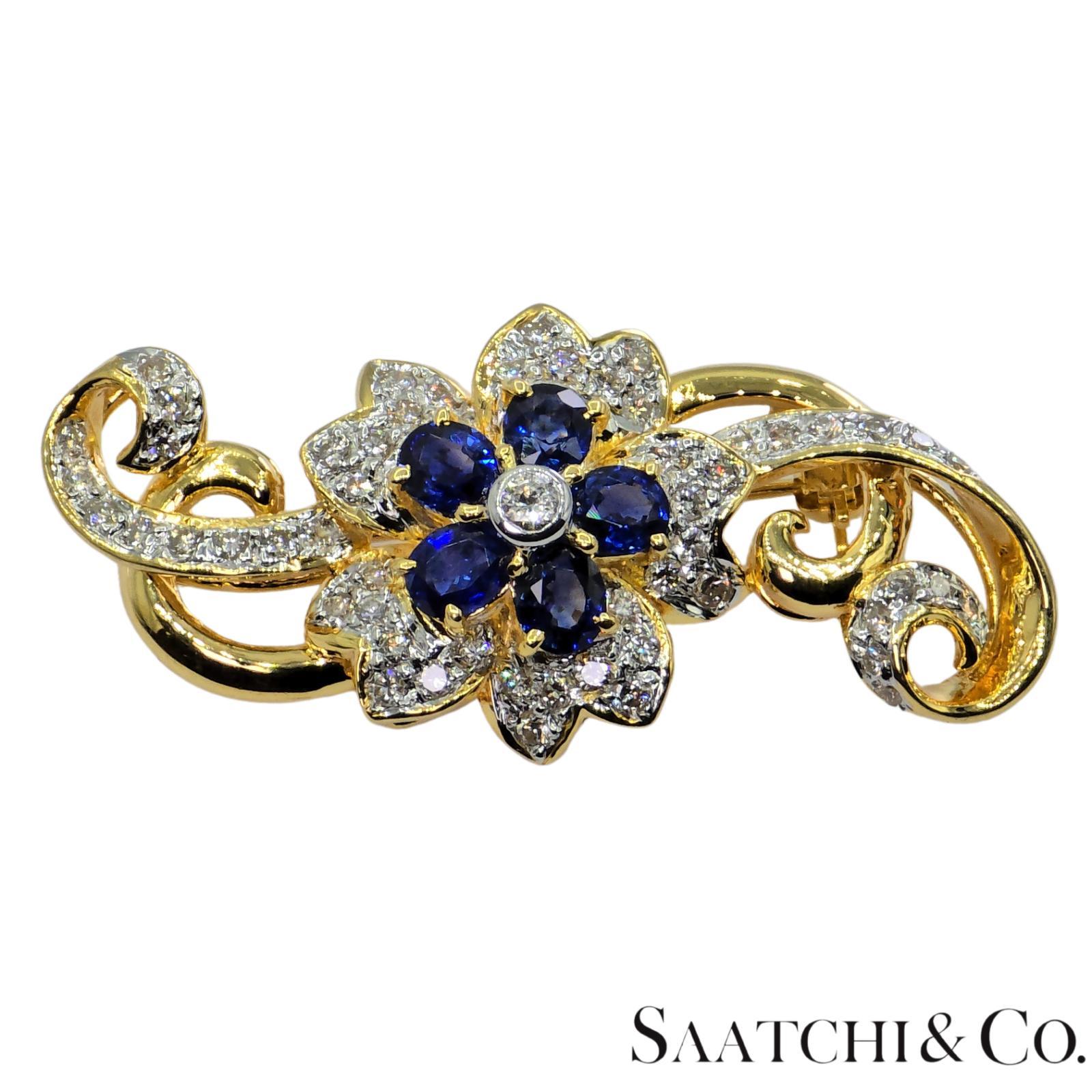 18k 750 Gelbgold Natürliches Weiß VVS Diamant & Blauer Saphir Brosche im Angebot 1