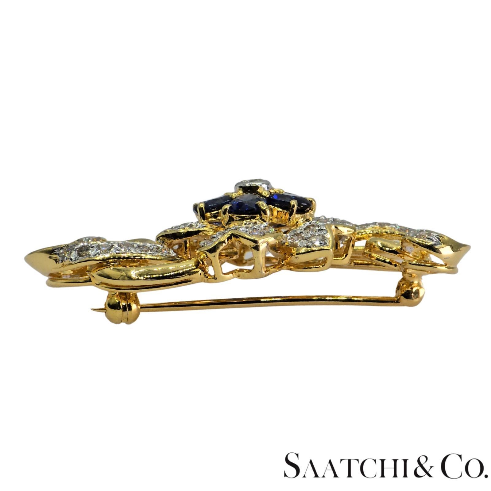 18k 750 Gelbgold Natürliches Weiß VVS Diamant & Blauer Saphir Brosche im Angebot 3