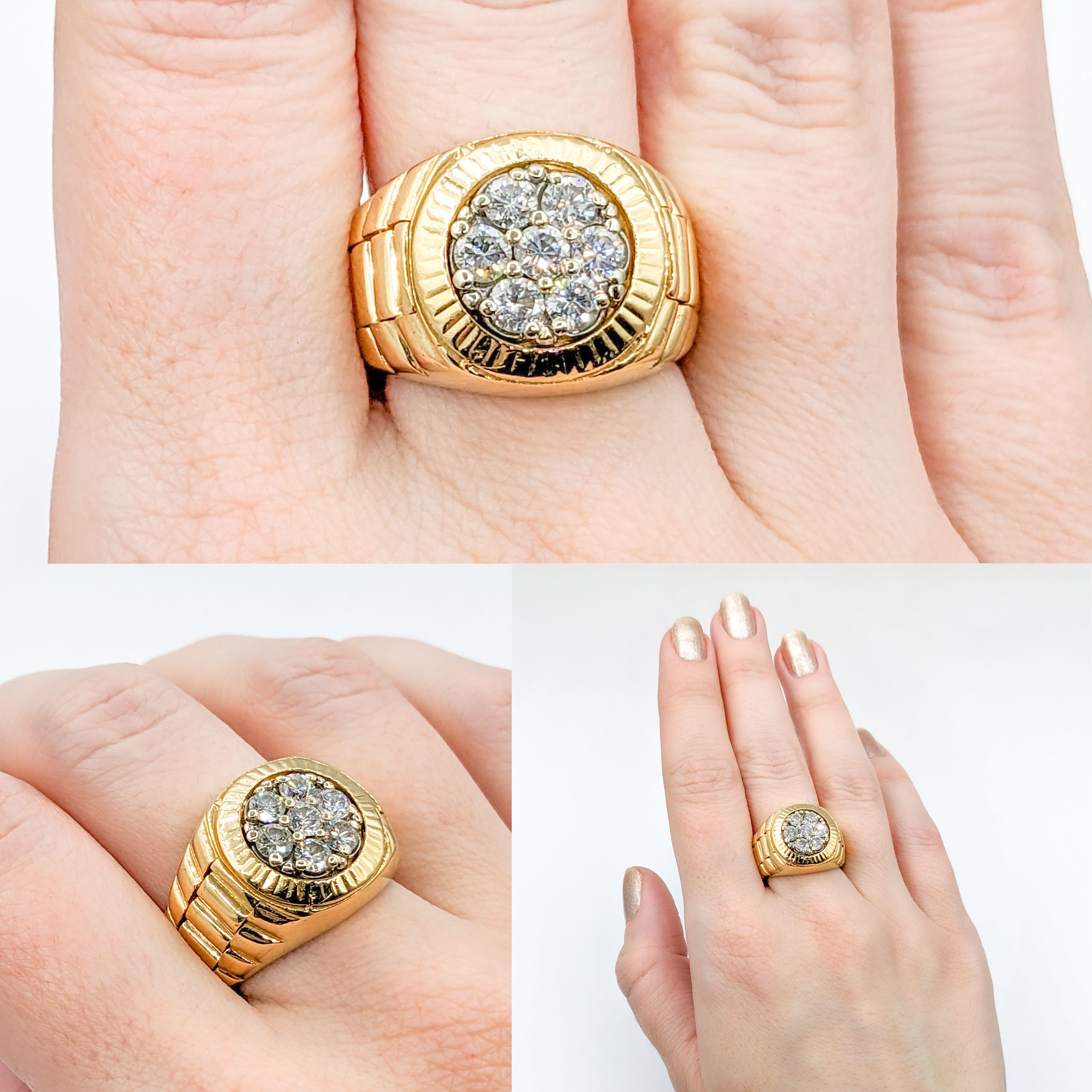 18k .84ctw Cluster Herrenring im Rolex-Stil

Wir stellen unseren exquisiten Ring vor, der meisterhaft aus 18 Karat Gelbgold gefertigt und mit dem unverwechselbaren 