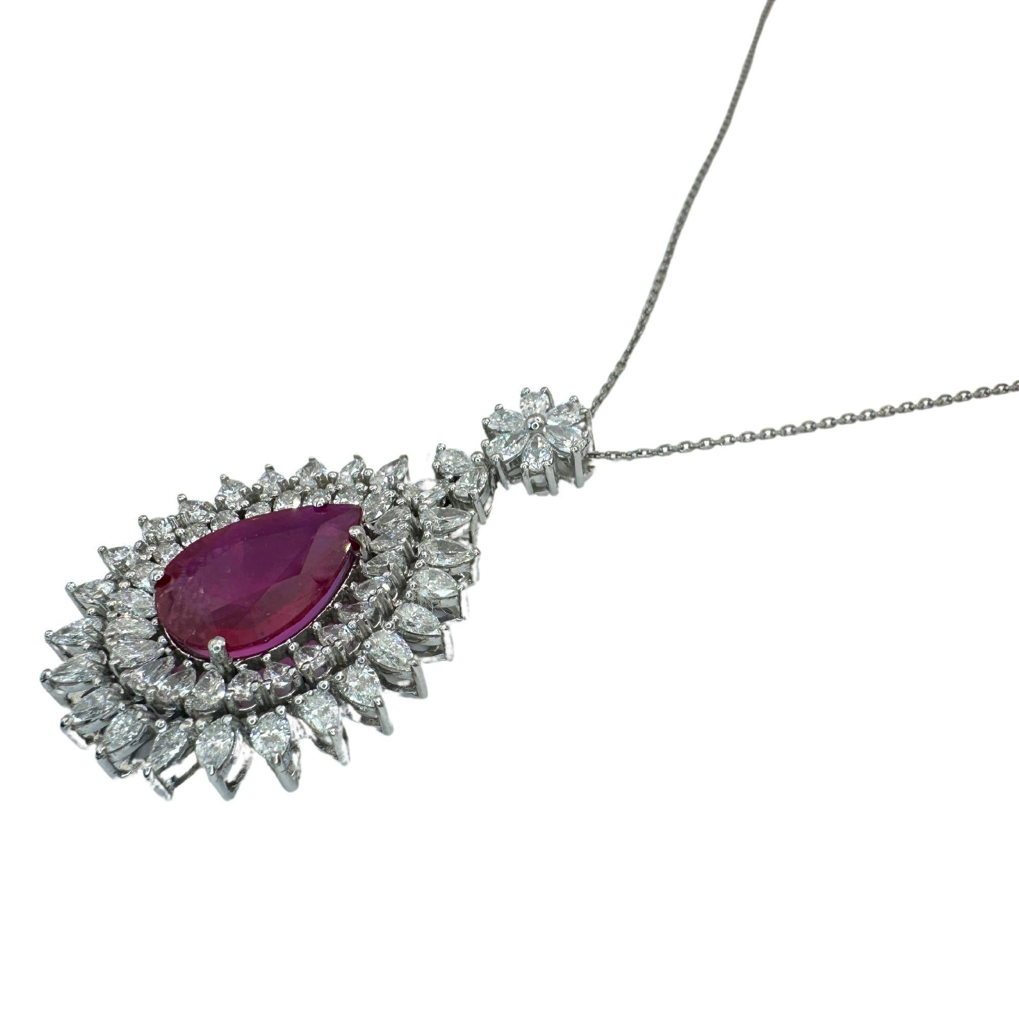 18k African Ruby and Princess Cut Diamond Pendant Necklace In Good Condition For Sale In New York, NY