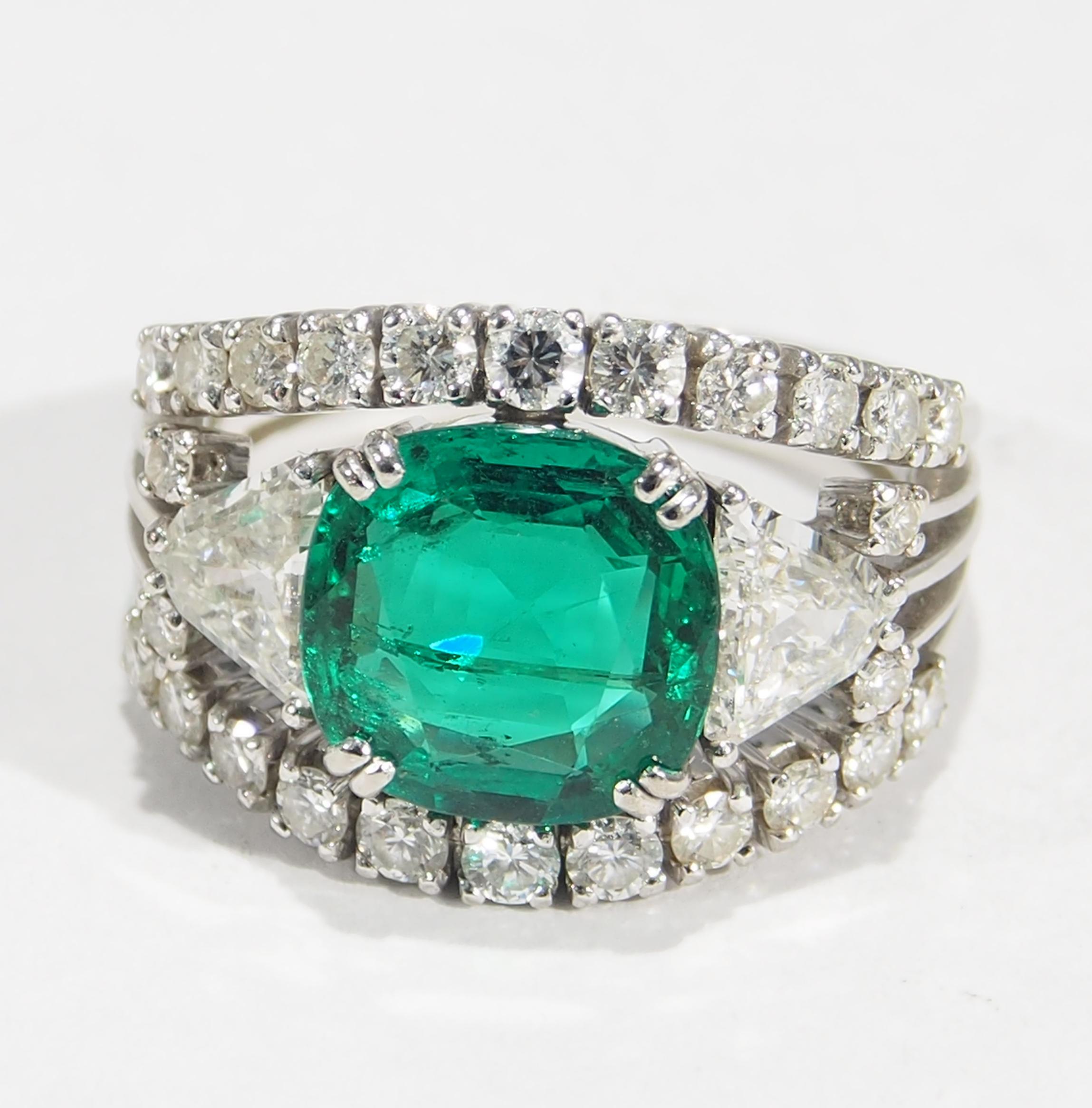 Cushion Cut 18 Karat AGL Certified Emerald and Diamond Ring White Gold For Sale