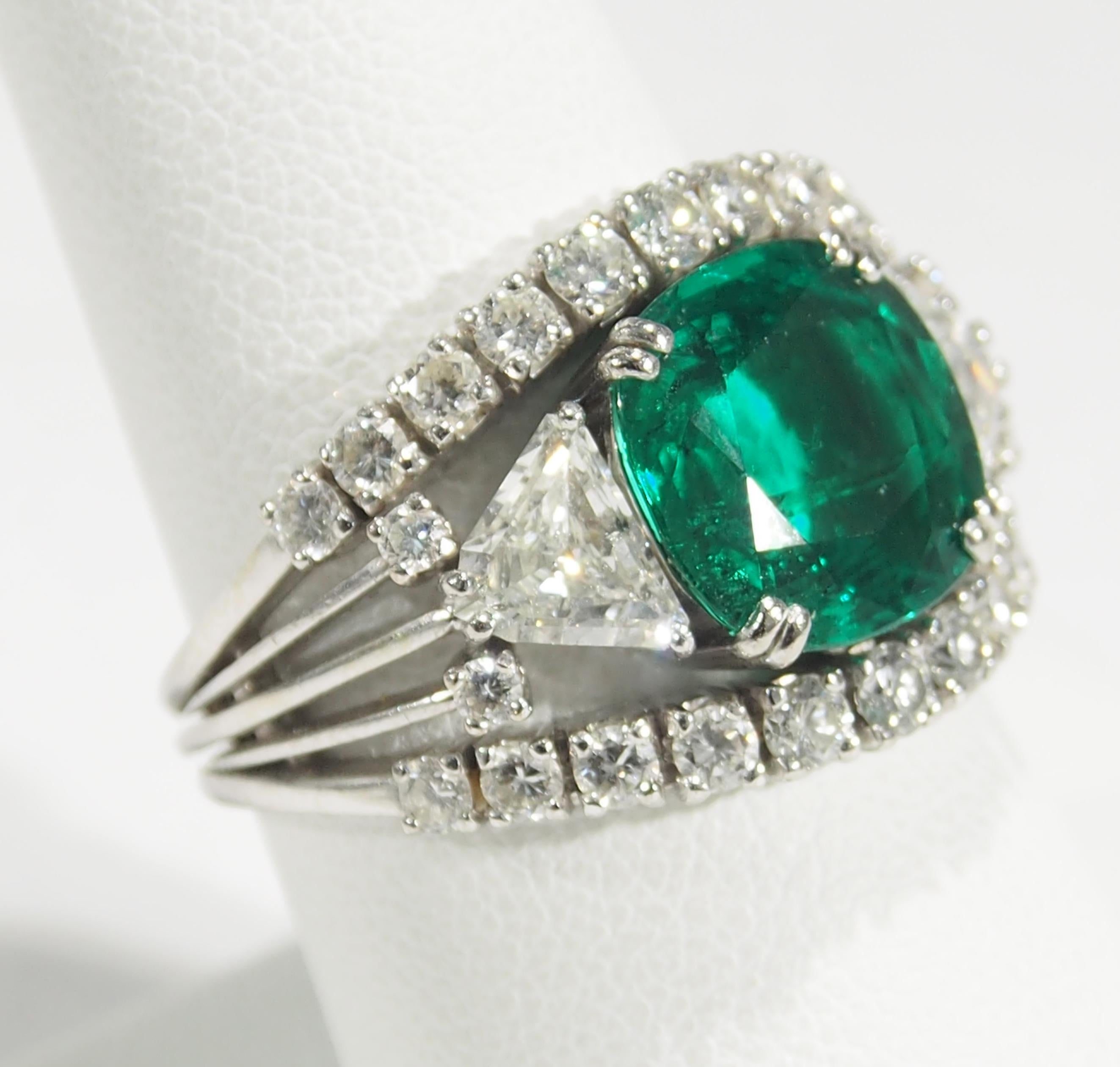 18 Karat AGL Certified Emerald and Diamond Ring White Gold For Sale 2