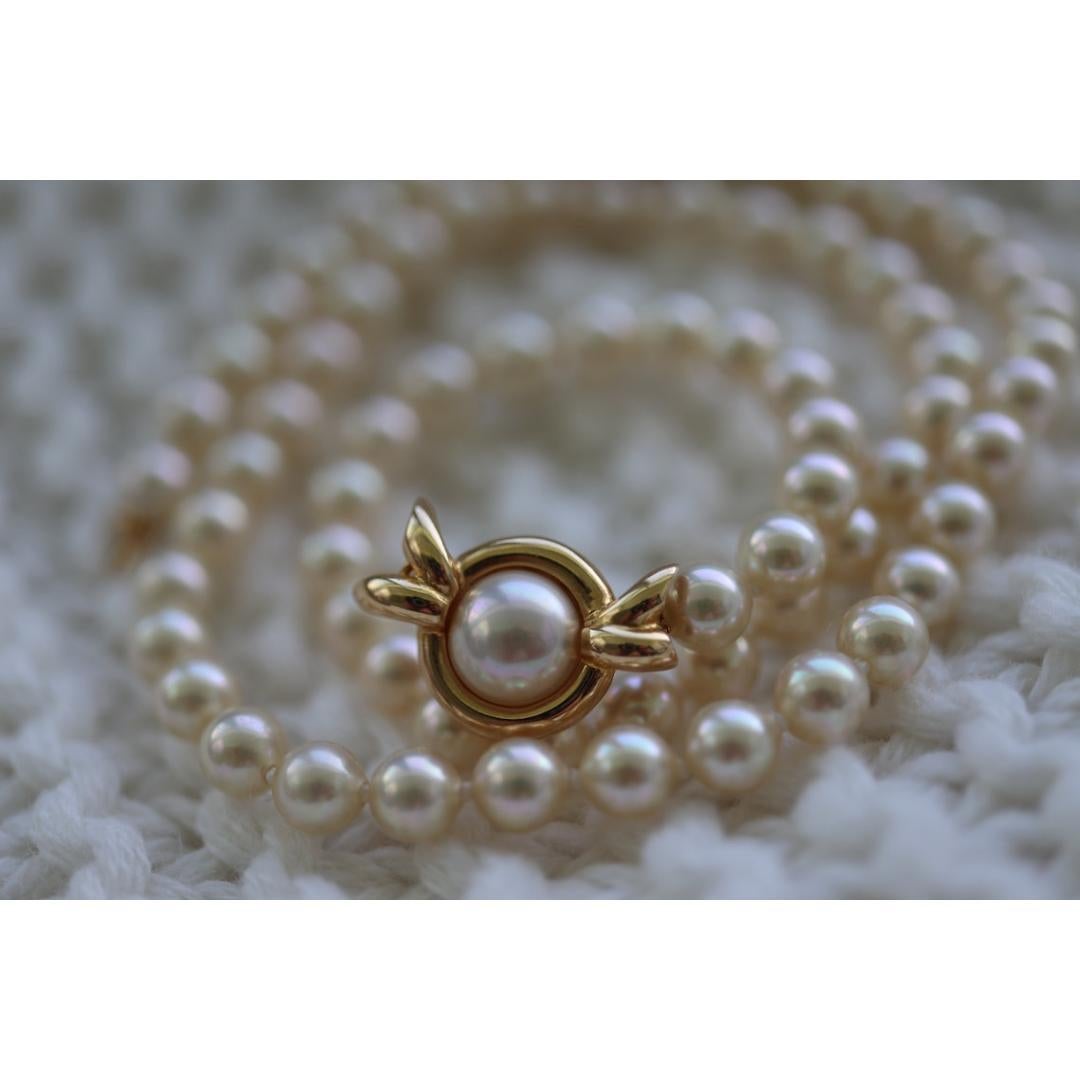 Women's 18k Akoya Pearl Necklace. High Quality Designer 18in length 5.5mm AKOYA pearls For Sale