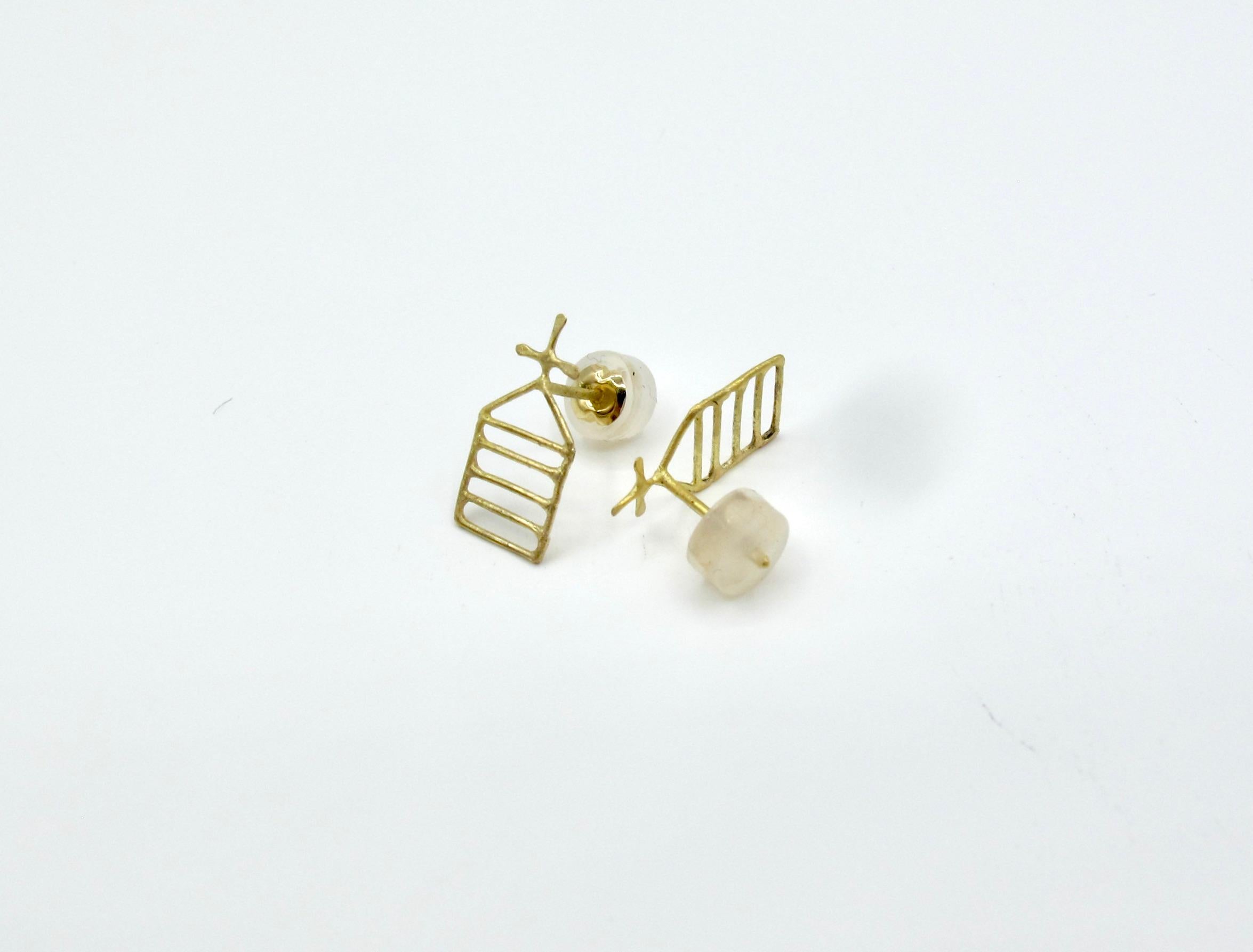 18k Alchemical Stud Earring Salt In New Condition For Sale In New York, NY