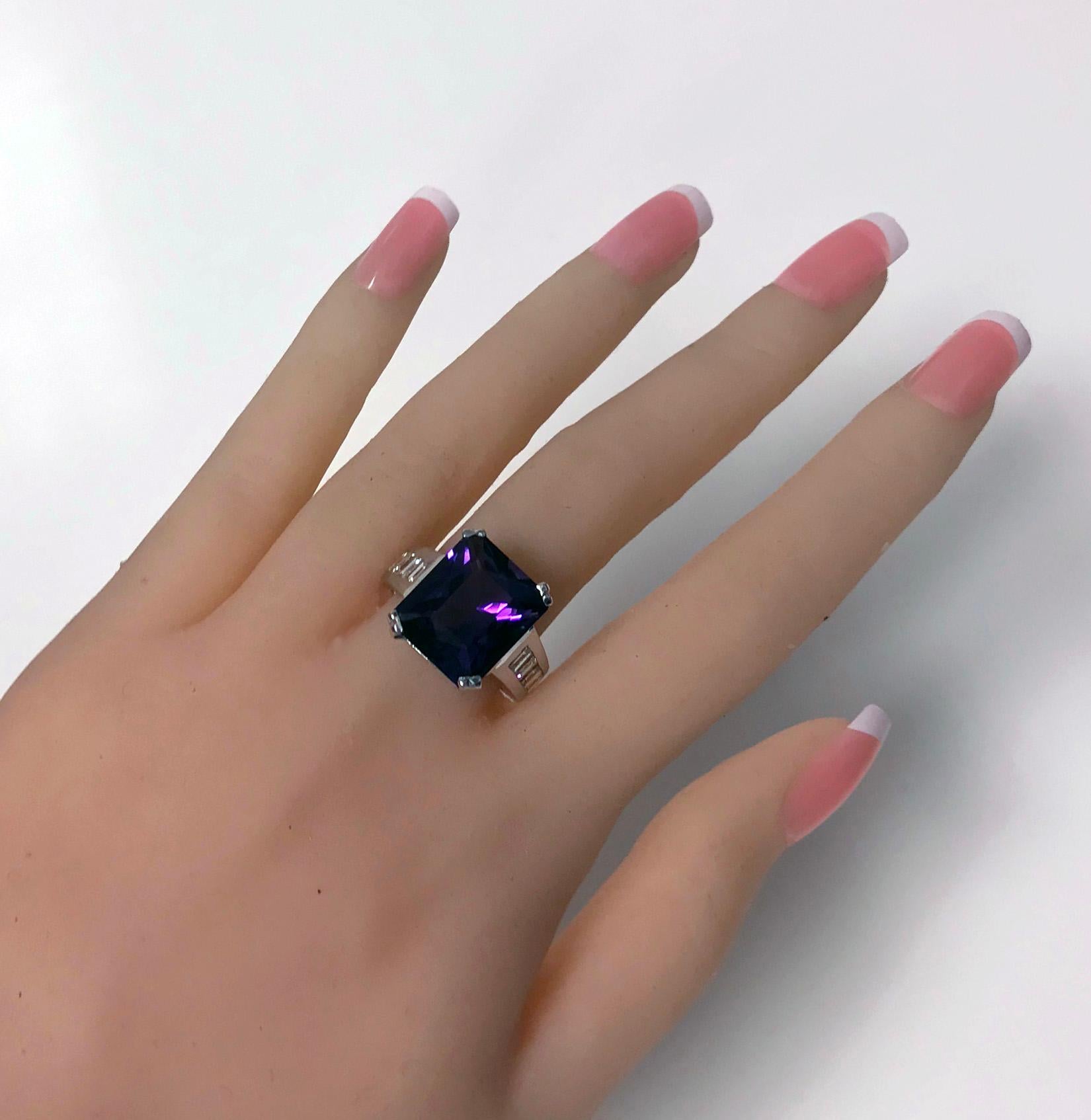 Women's or Men's 18 Karat Amethyst Diamond Ring, 20th Century