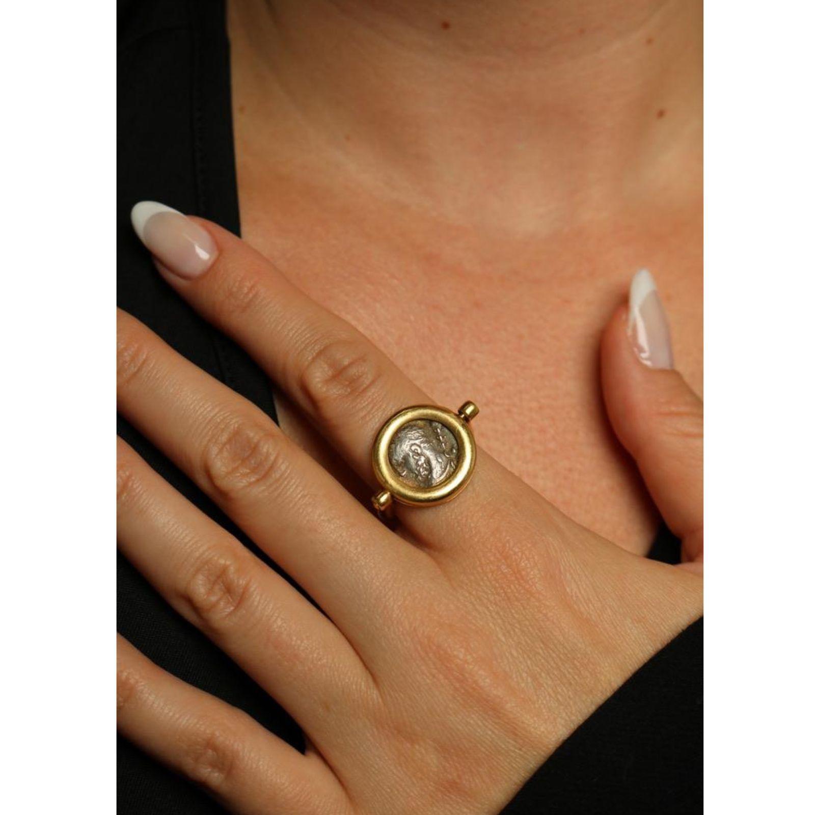 18K Ancient Coin Flip Ring Bezel Set Silver Coin Yellow Gold Size 8.75 en vente 6