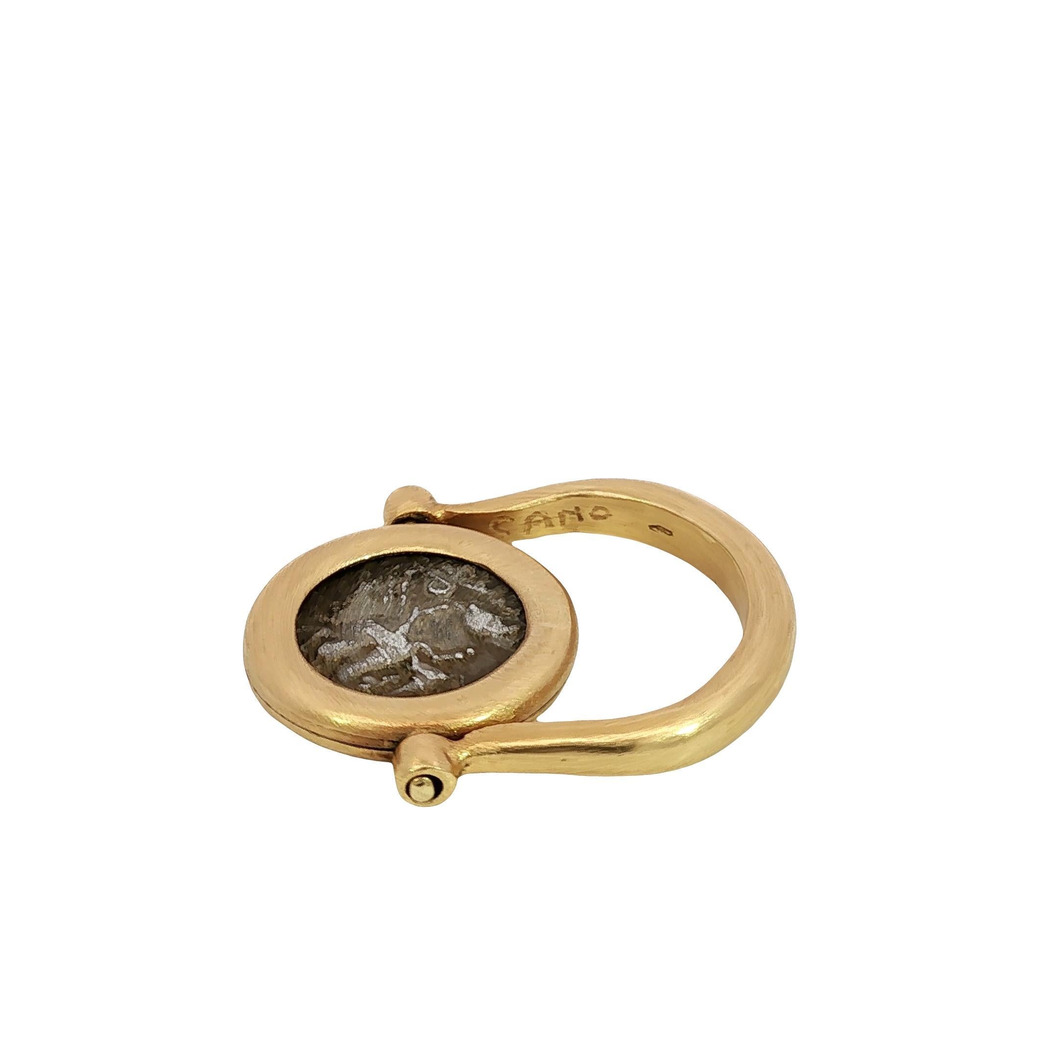 18K Ancient Coin Flip Ring Bezel Set Silver Coin Yellow Gold Size 8.75 en vente 2