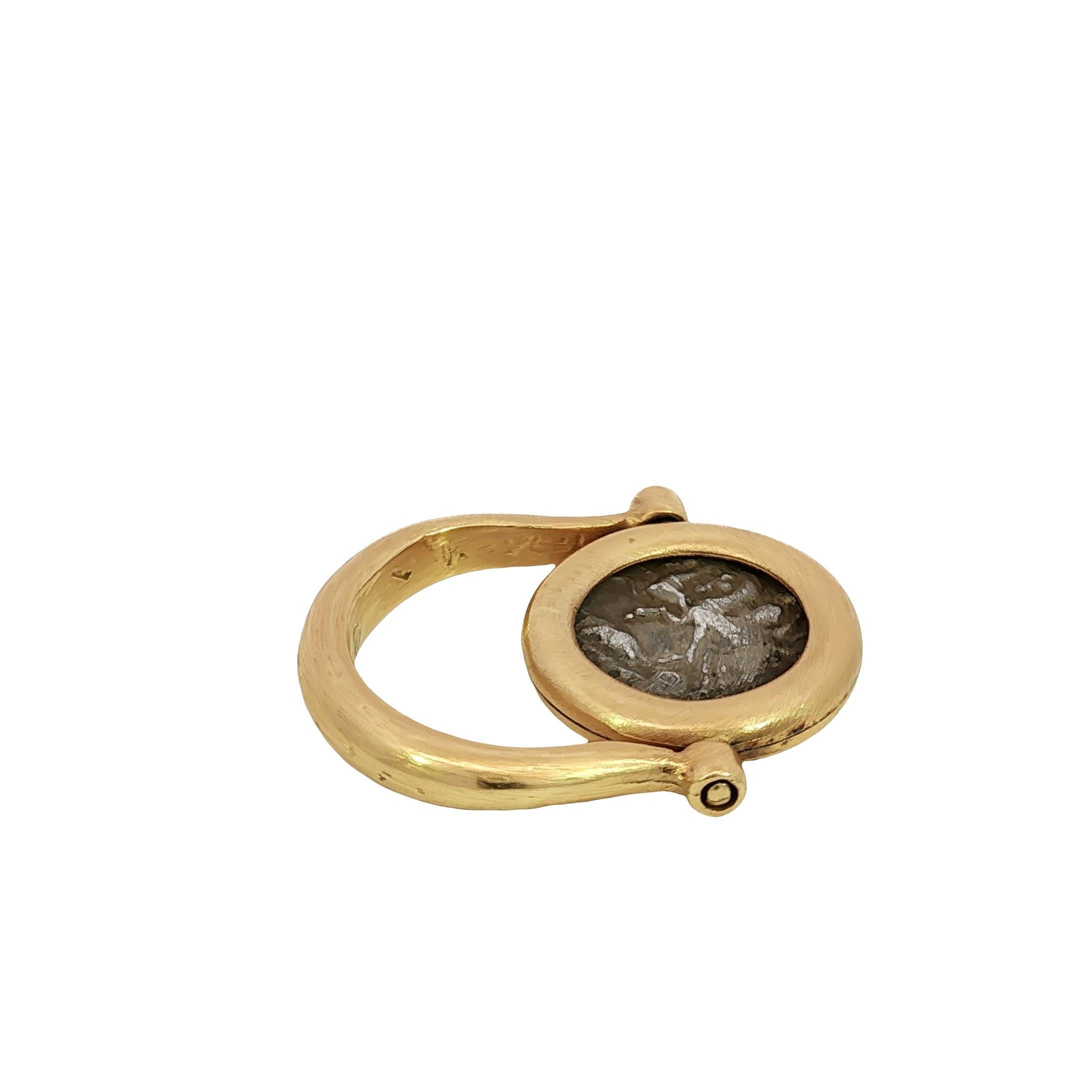 18K Ancient Coin Flip Ring Bezel Set Silver Coin Yellow Gold Size 8.75 en vente 3