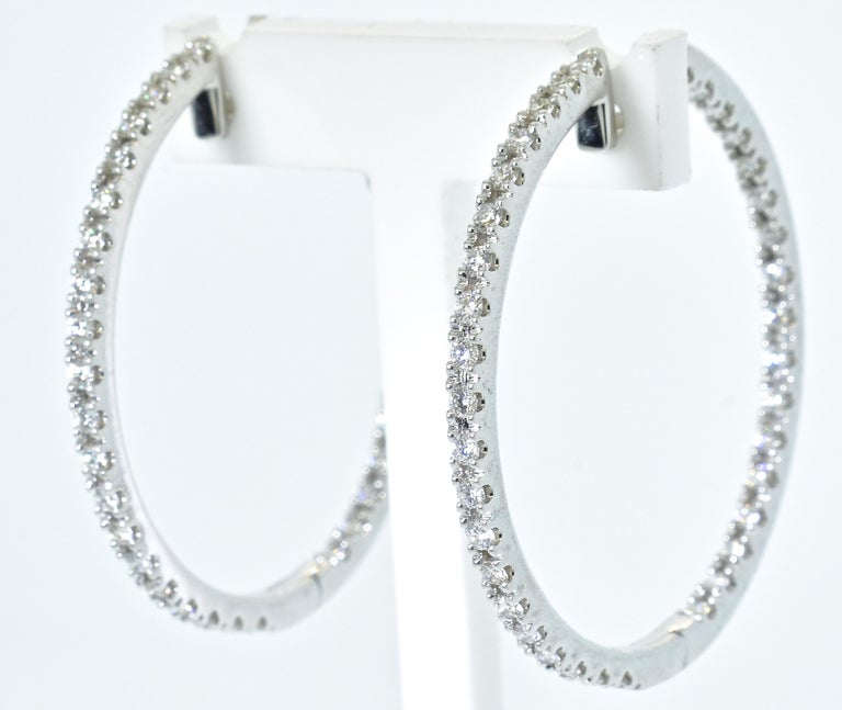 18 Karat and Diamond Fine Hoops Style Earrings, Contemporary In Excellent Condition For Sale In Aspen, CO