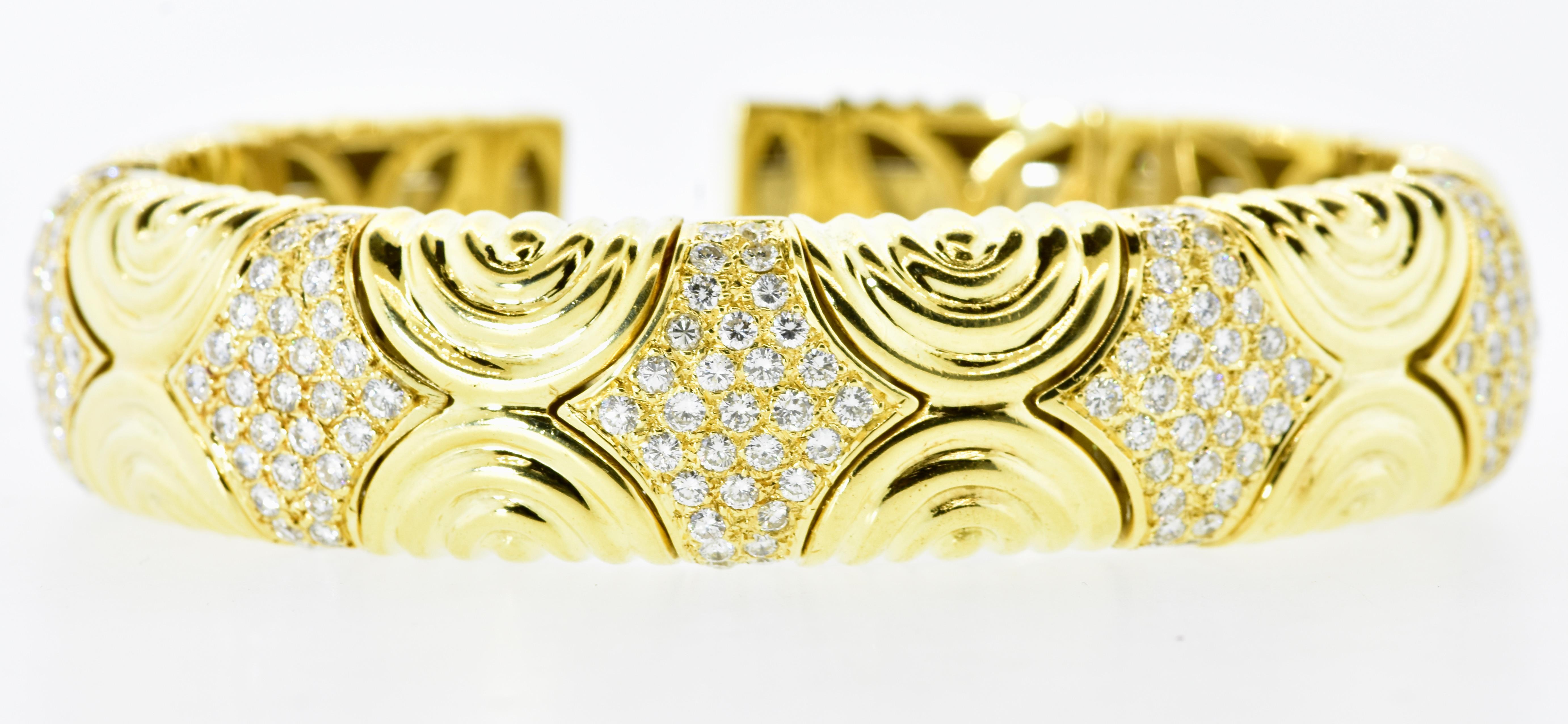 18K and Diamond Vintage Cuff Bracelet For Sale 3