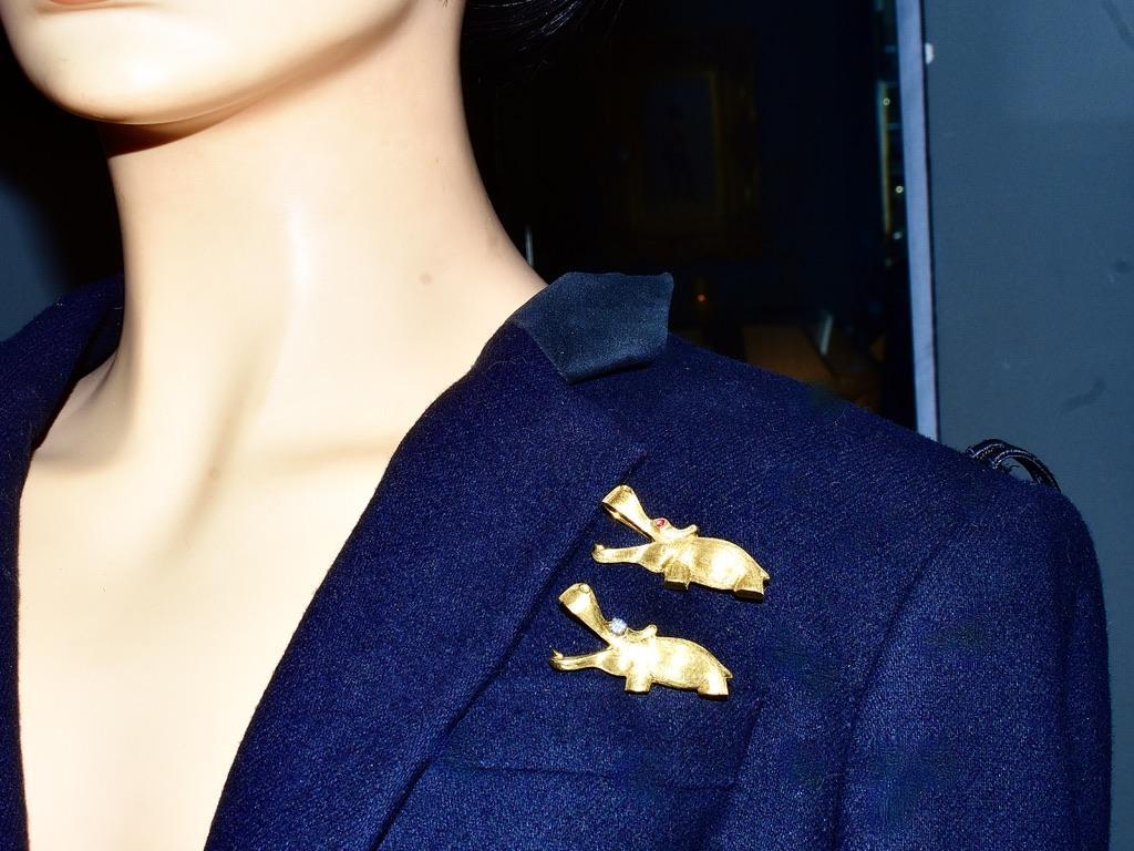 18K and Diamonds a Heavy Hippo Vintage Brooch by Cellino. For Sale 1