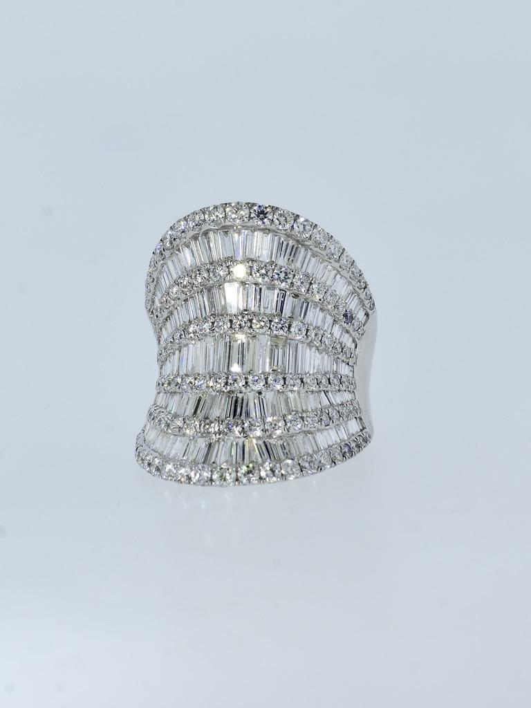 18K and Exactly 6.53 cts. of White Diamond in this Large and Impressive Ring. For Sale 6
