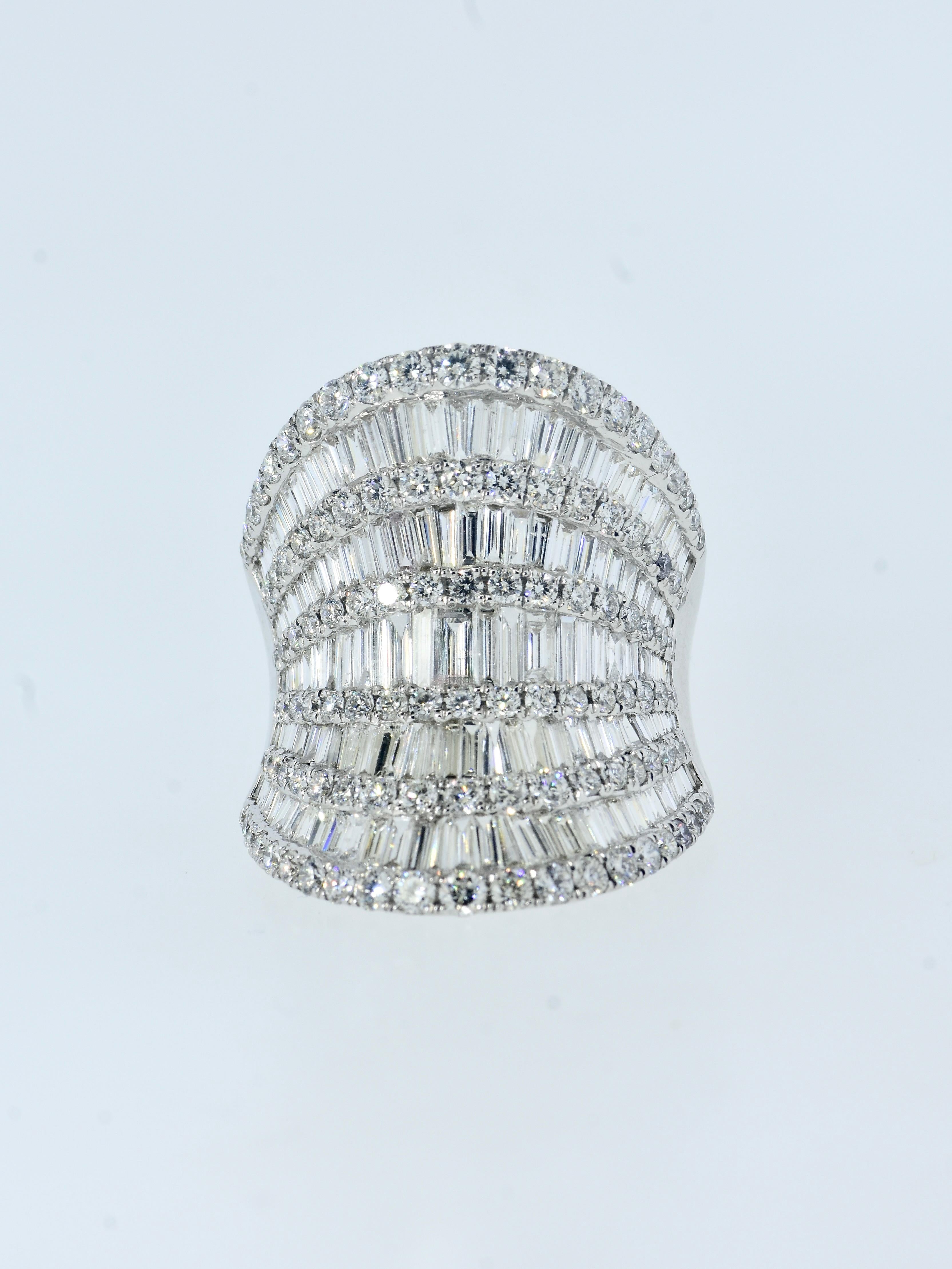 18 carati e esattamente 6,53 carati di diamanti bianchi in questo anello grande e impressionante. in vendita 10