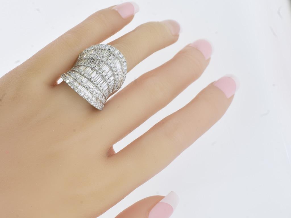 18K and Exactly 6.53 cts. of White Diamond in this Large and Impressive Ring. For Sale 2