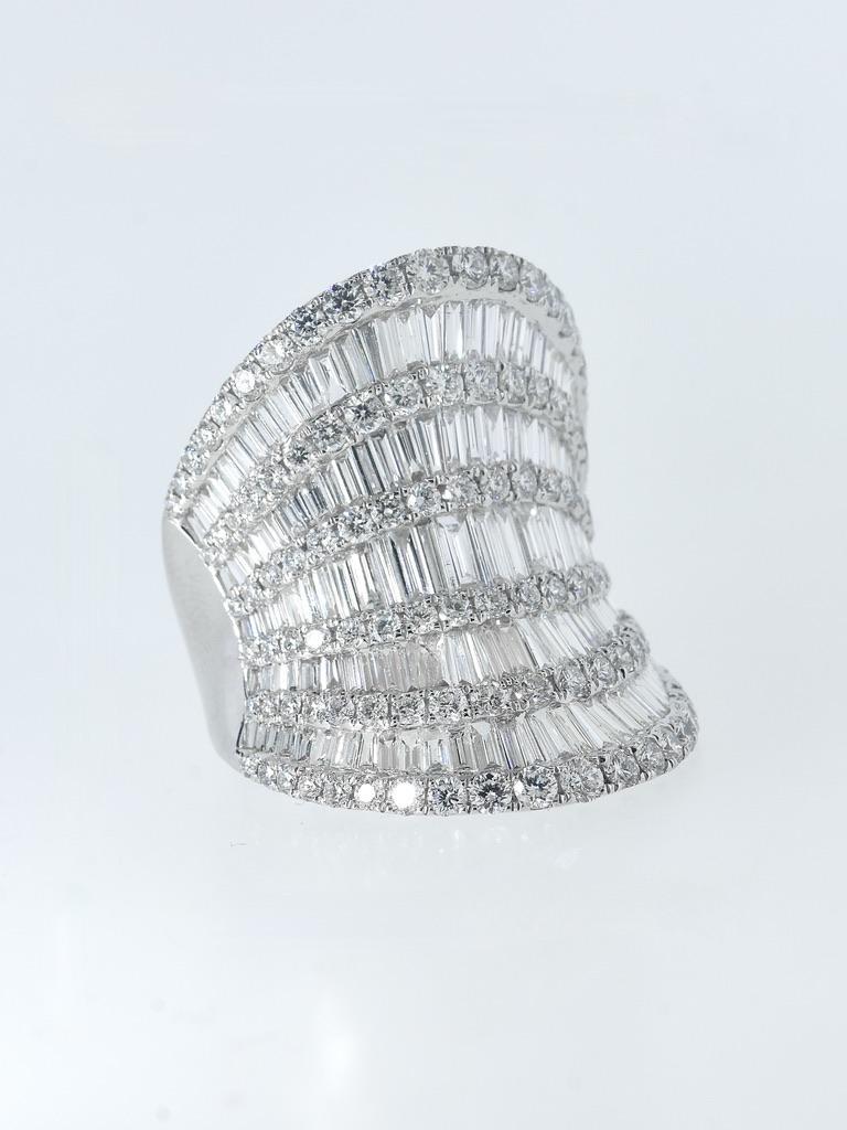 18K and Exactly 6.53 cts. of White Diamond in this Large and Impressive Ring. For Sale 3
