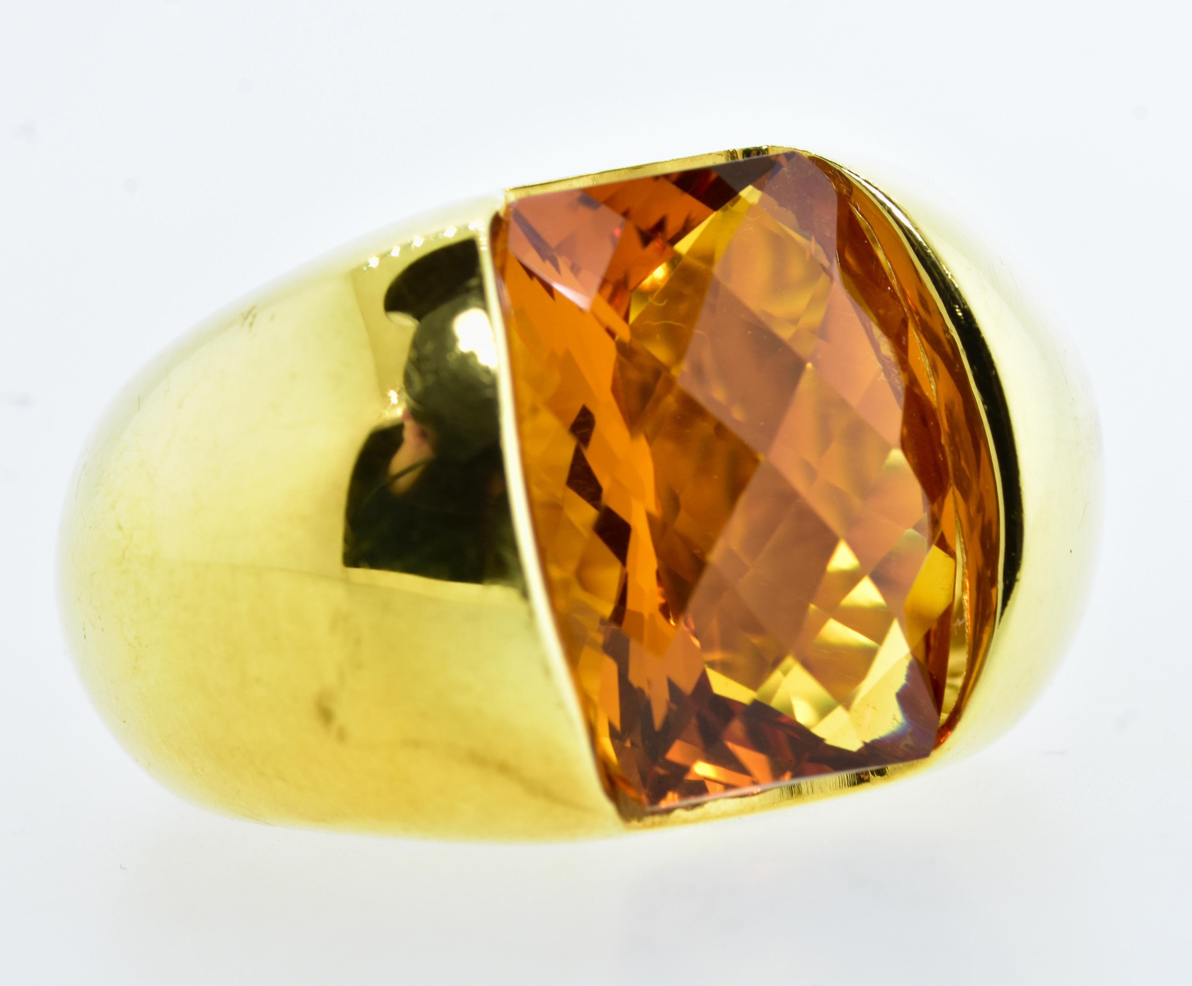 Moderne Bague grande et audacieuse en or jaune 18 carats et citrine Madeira de taille fantaisie, par Aqua