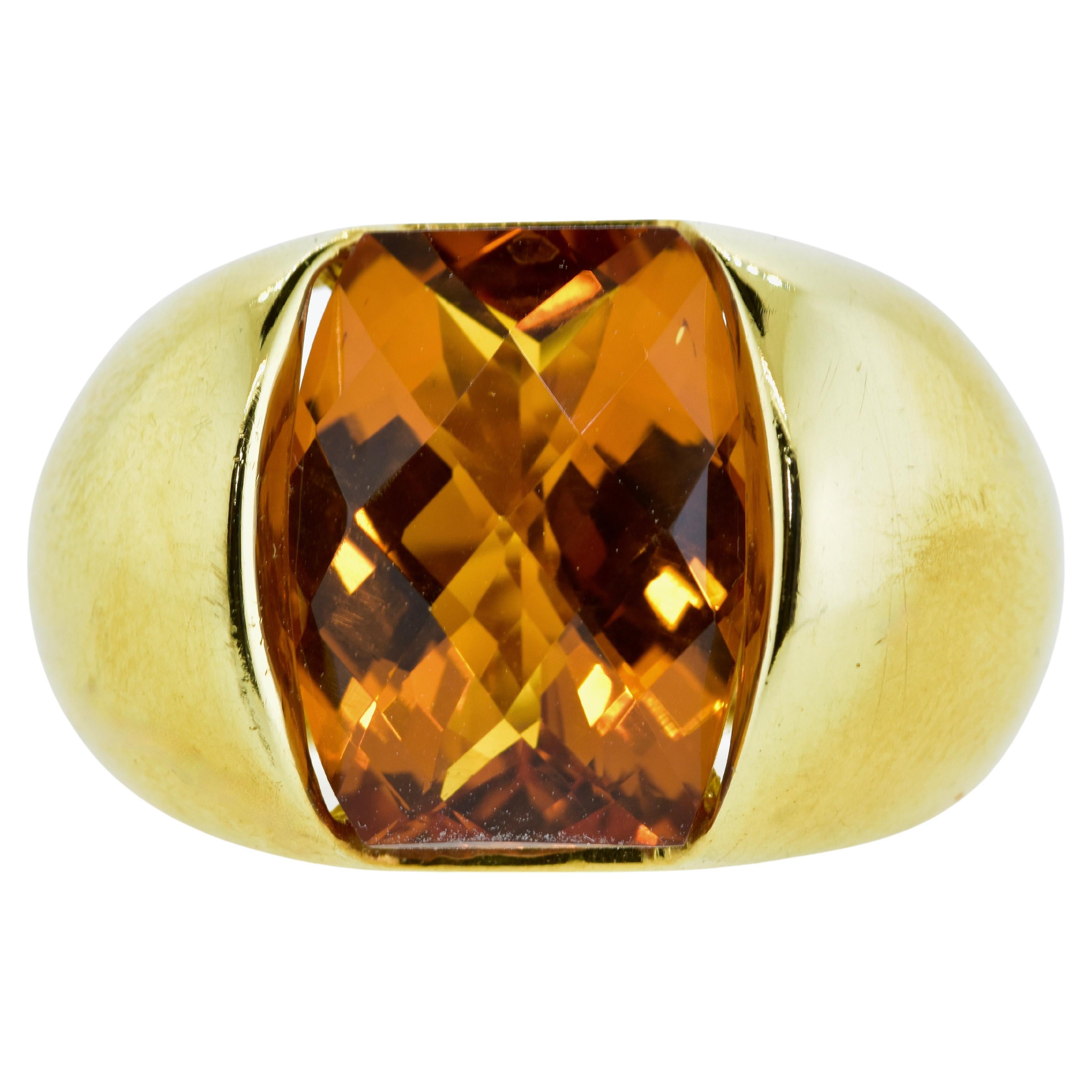 une citrine de Madère d'excellente qualité et de taille fantaisie est sertie à la main dans de l'or jaune 18 carats.  Cette pierre de taille fantaisie pèse environ 12 cts, la table est facettée pour bien refléter la lumière.  La Citrine de Madère