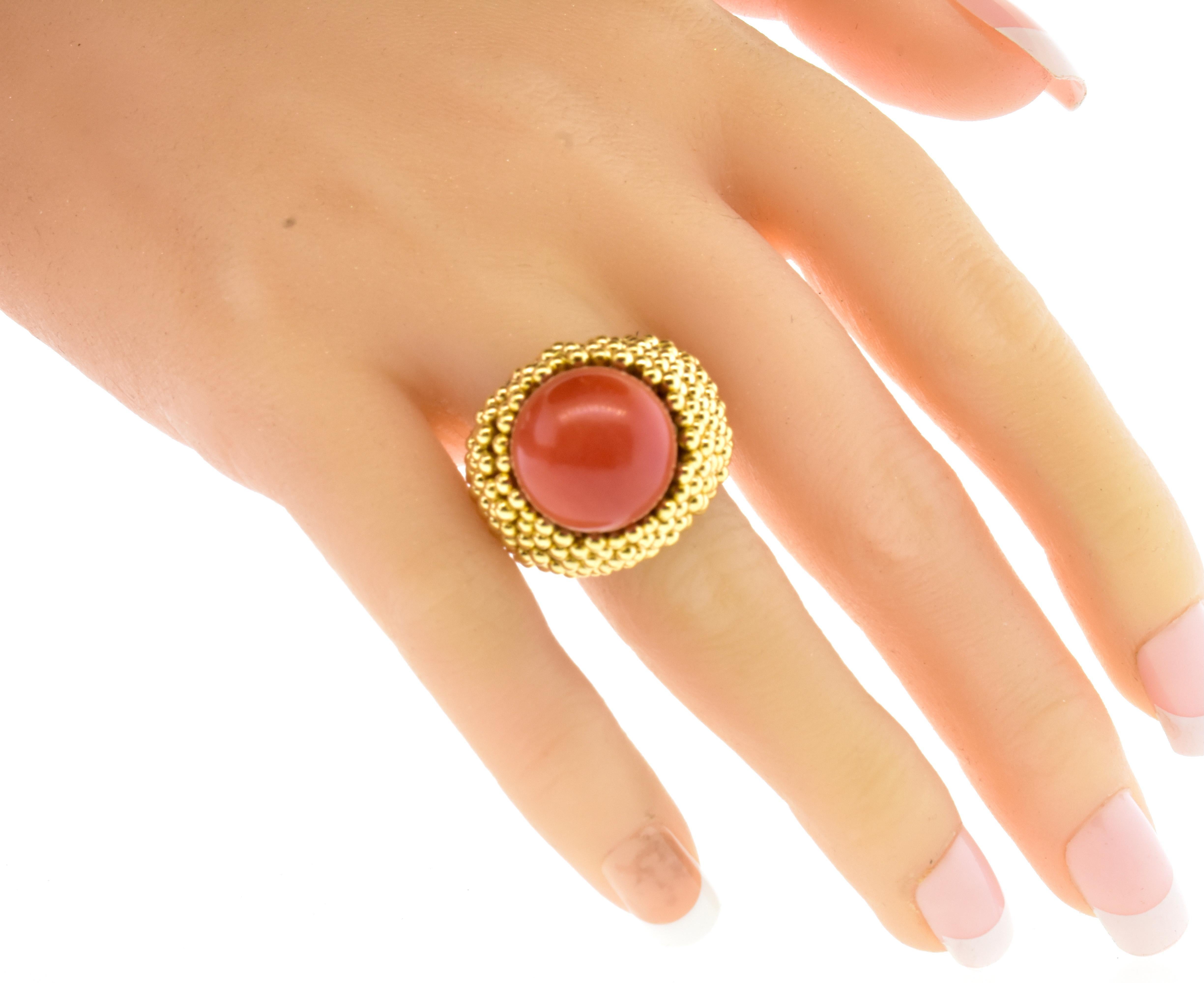 Anello d'epoca in 18 carati e corallo naturale rosso sangue di bue, grande e audace, Circa 1960 in vendita 5