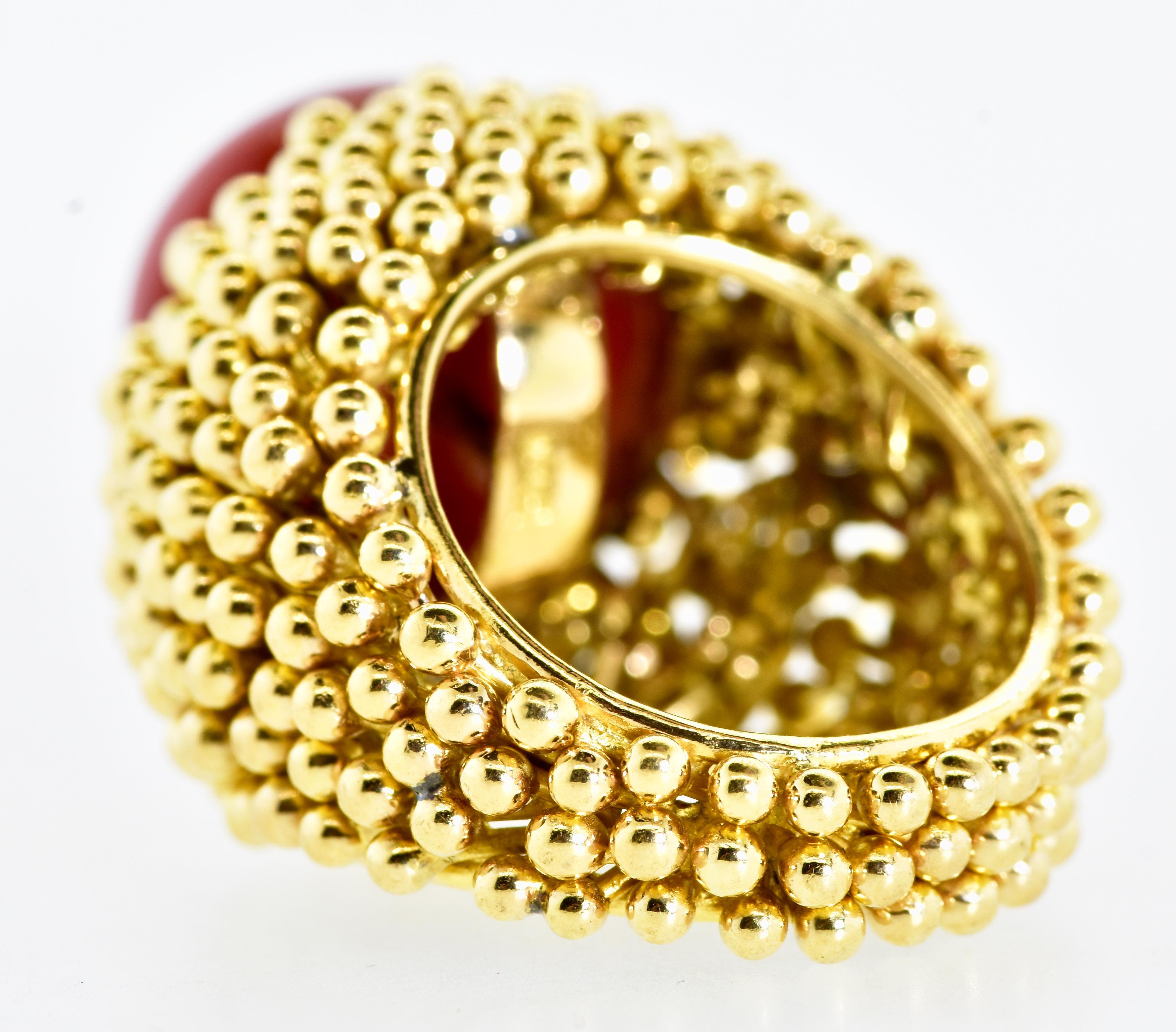 Anello d'epoca in 18 carati e corallo naturale rosso sangue di bue, grande e audace, Circa 1960 in vendita 8