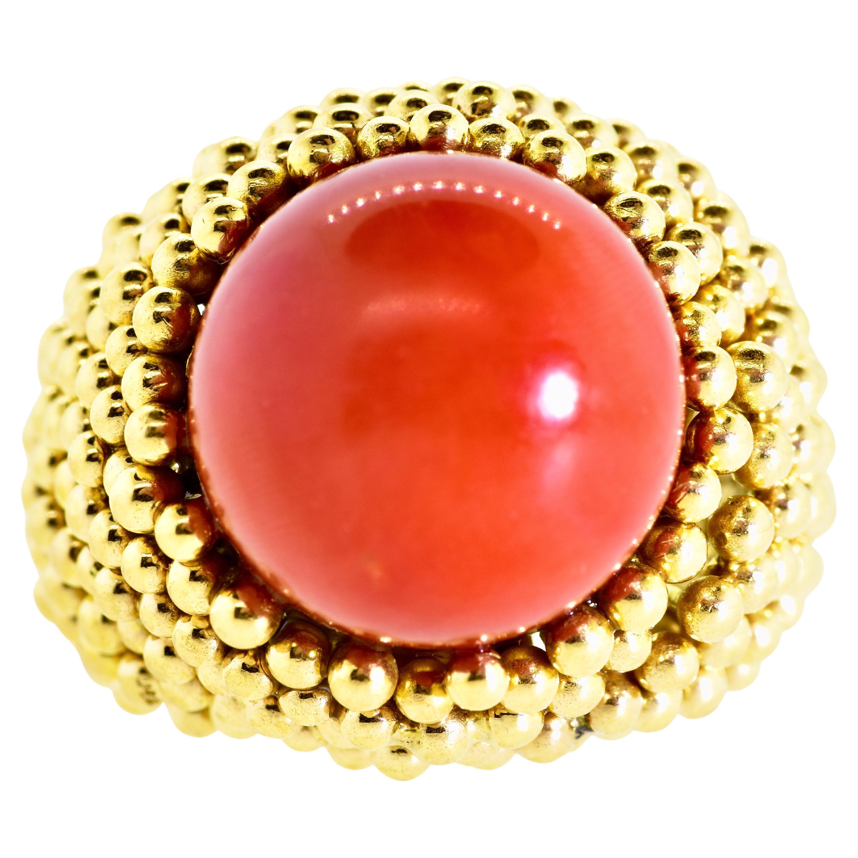 Rétro Anello d'epoca in 18 carati e corallo naturale rosso sangue di bue, grande e audace, Circa 1960 in vendita