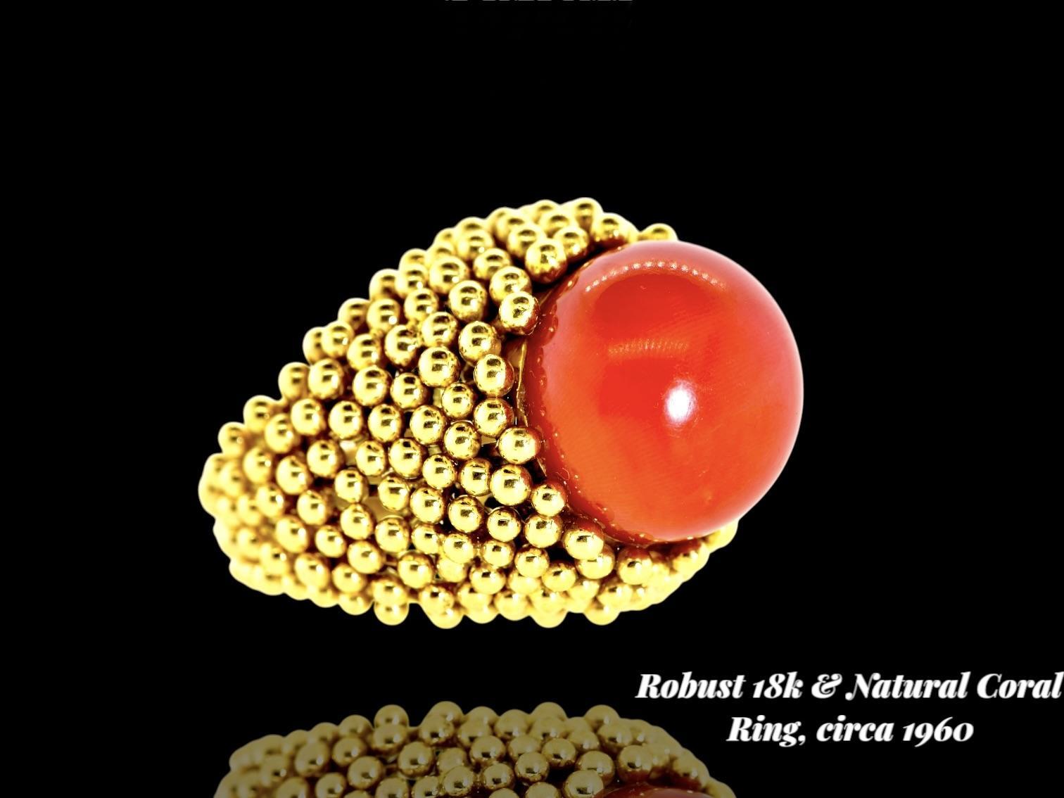 Cabochon Anello d'epoca in 18 carati e corallo naturale rosso sangue di bue, grande e audace, Circa 1960 in vendita