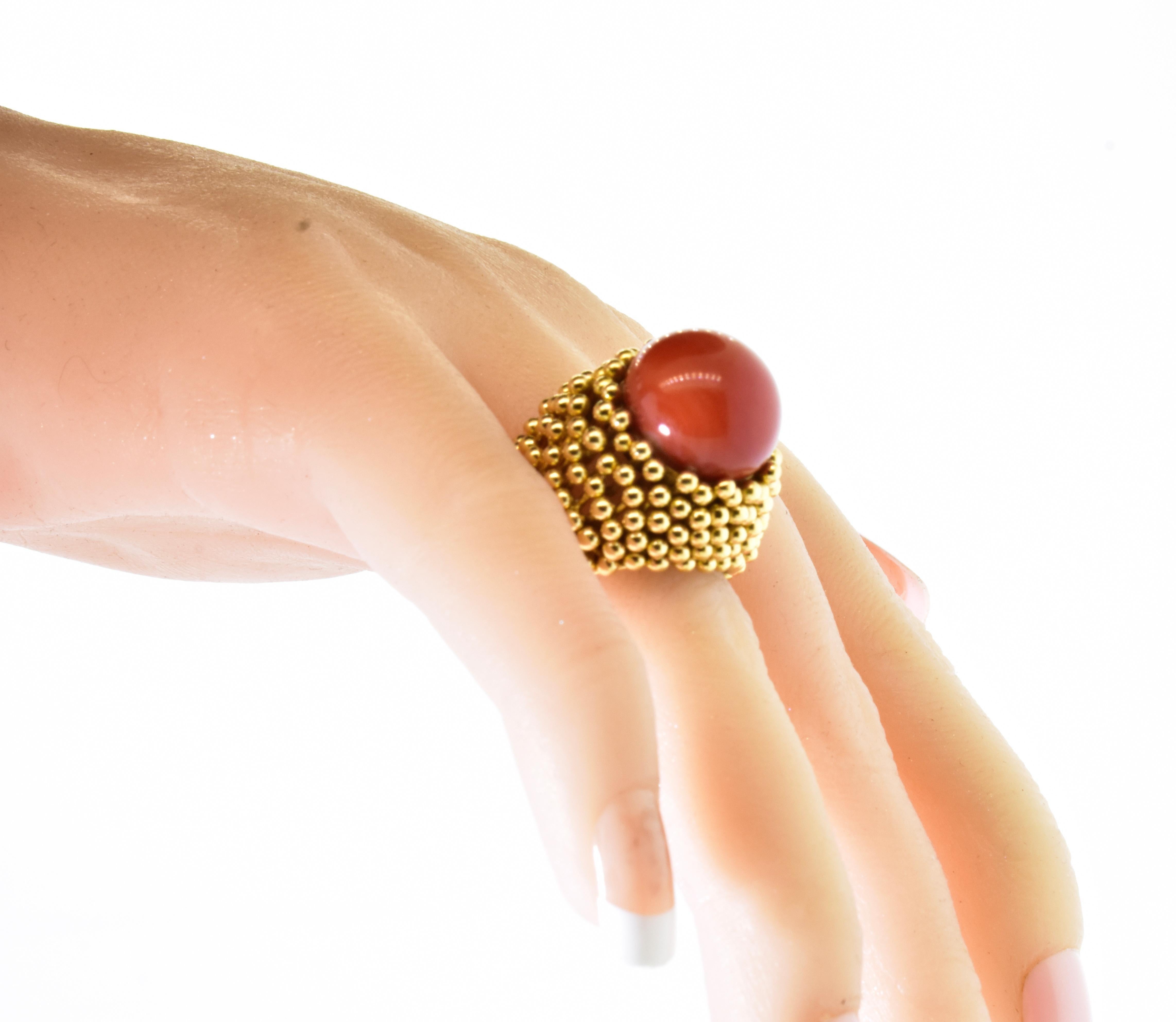 Anello d'epoca in 18 carati e corallo naturale rosso sangue di bue, grande e audace, Circa 1960 In condizioni ottime in vendita a Aspen, CO
