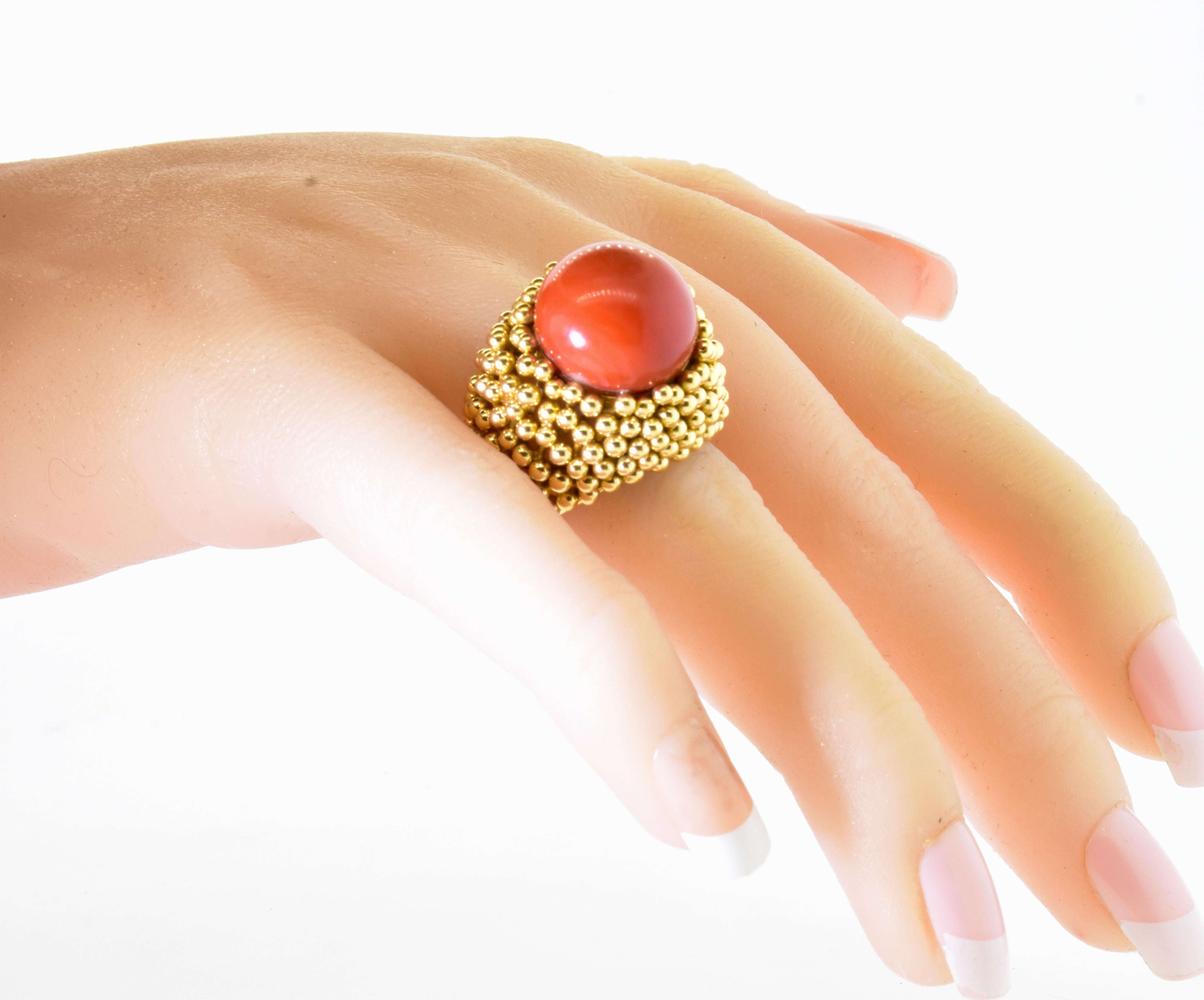 Anello d'epoca in 18 carati e corallo naturale rosso sangue di bue, grande e audace, Circa 1960 in vendita 1