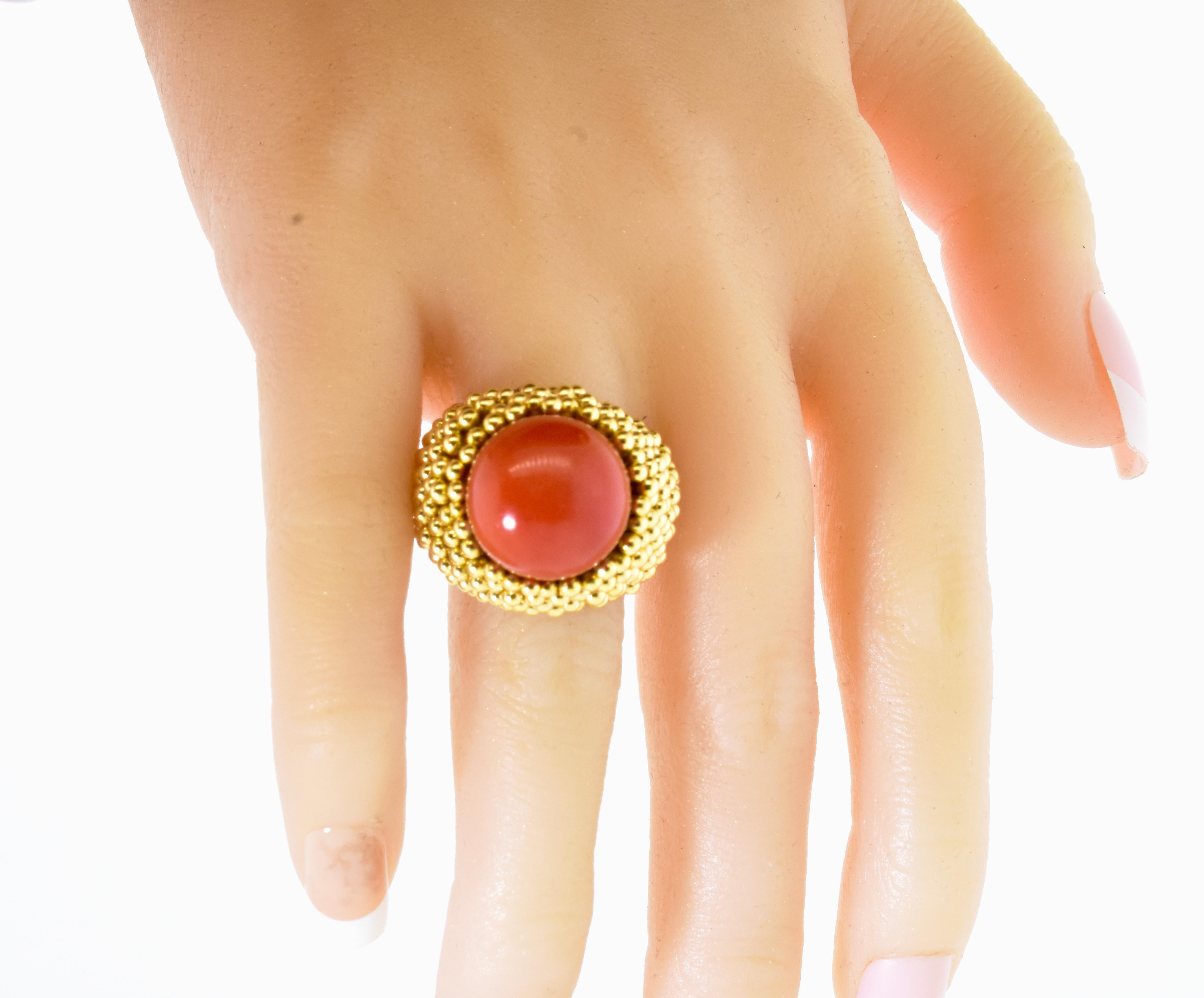 Anello d'epoca in 18 carati e corallo naturale rosso sangue di bue, grande e audace, Circa 1960 in vendita 2