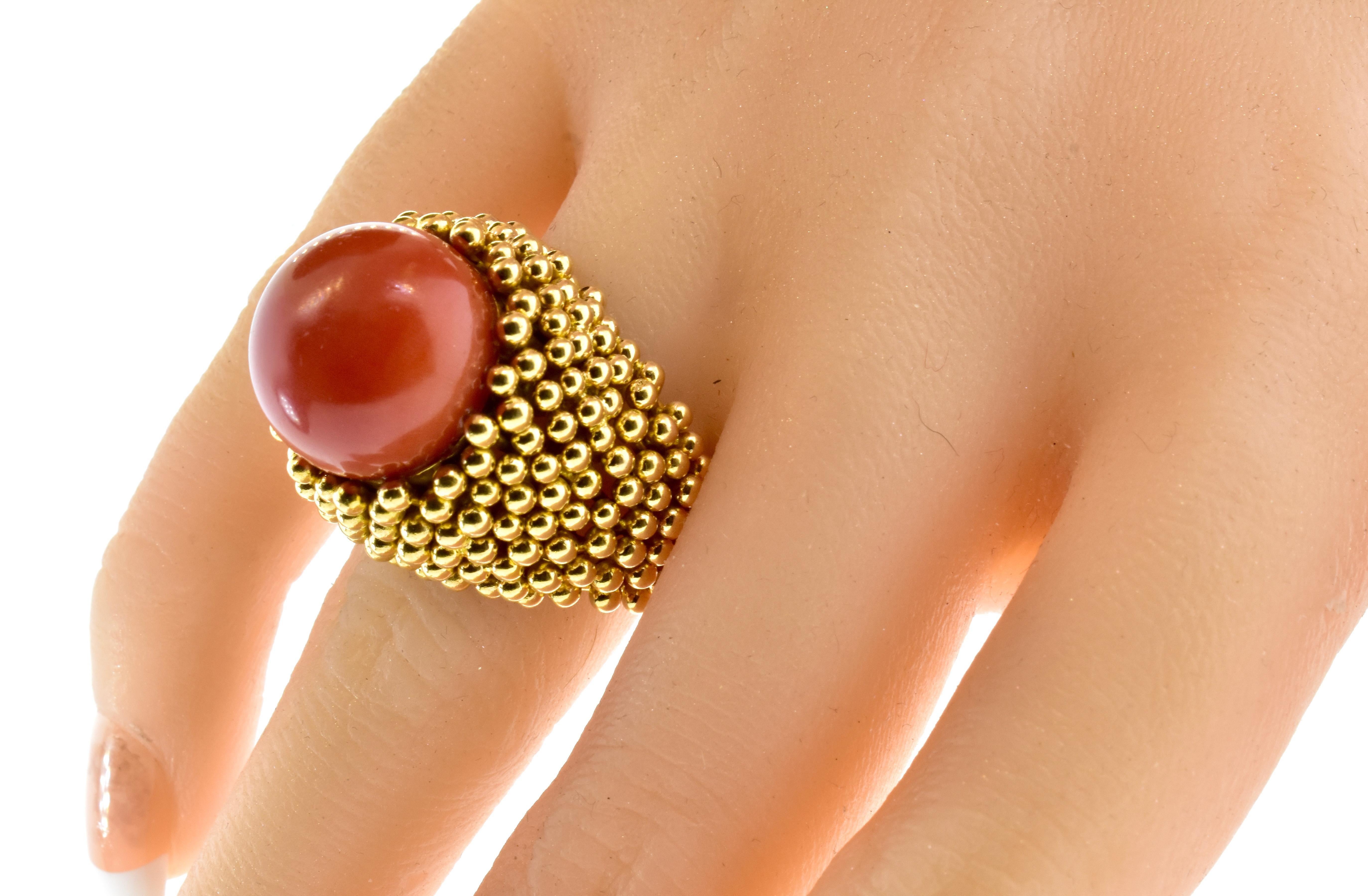 Anello d'epoca in 18 carati e corallo naturale rosso sangue di bue, grande e audace, Circa 1960 in vendita 3