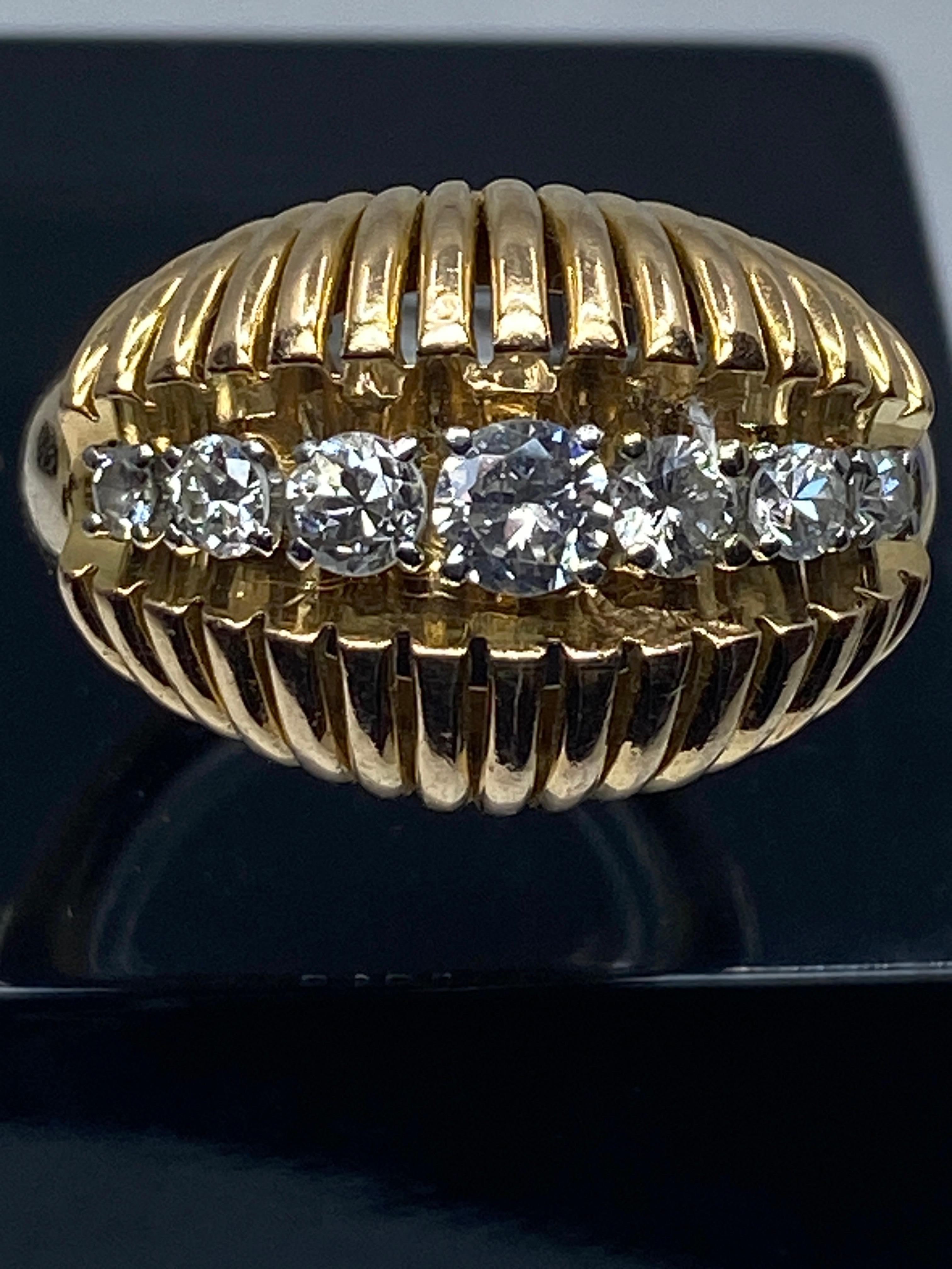 Taille brillant Bague à anneau en platine 18 carats et diamants, sertie d'une ligne de diamants, vers 1950   en vente