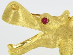 18 Karat und Rubin  Heavy Hippo-Vintage-Brosche von Cellino.