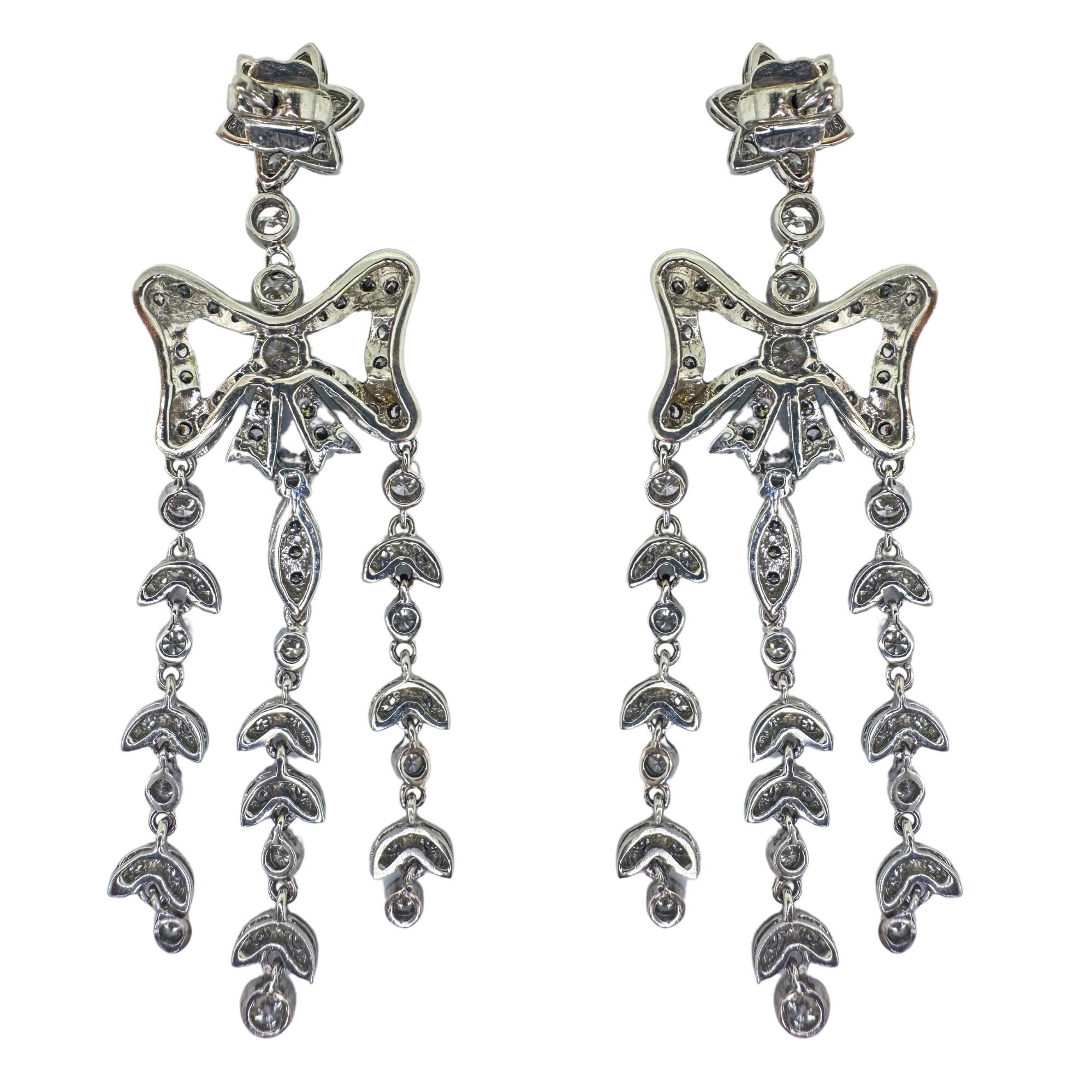 Fabricados en plata de 18 quilates, estos Pendientes de Diamantes están en excelente estado, con un leve desgaste superficial. Estos impresionantes pendientes presentan 2,13 quilates de brillantes diamantes engastados en oro blanco de 18 quilates y