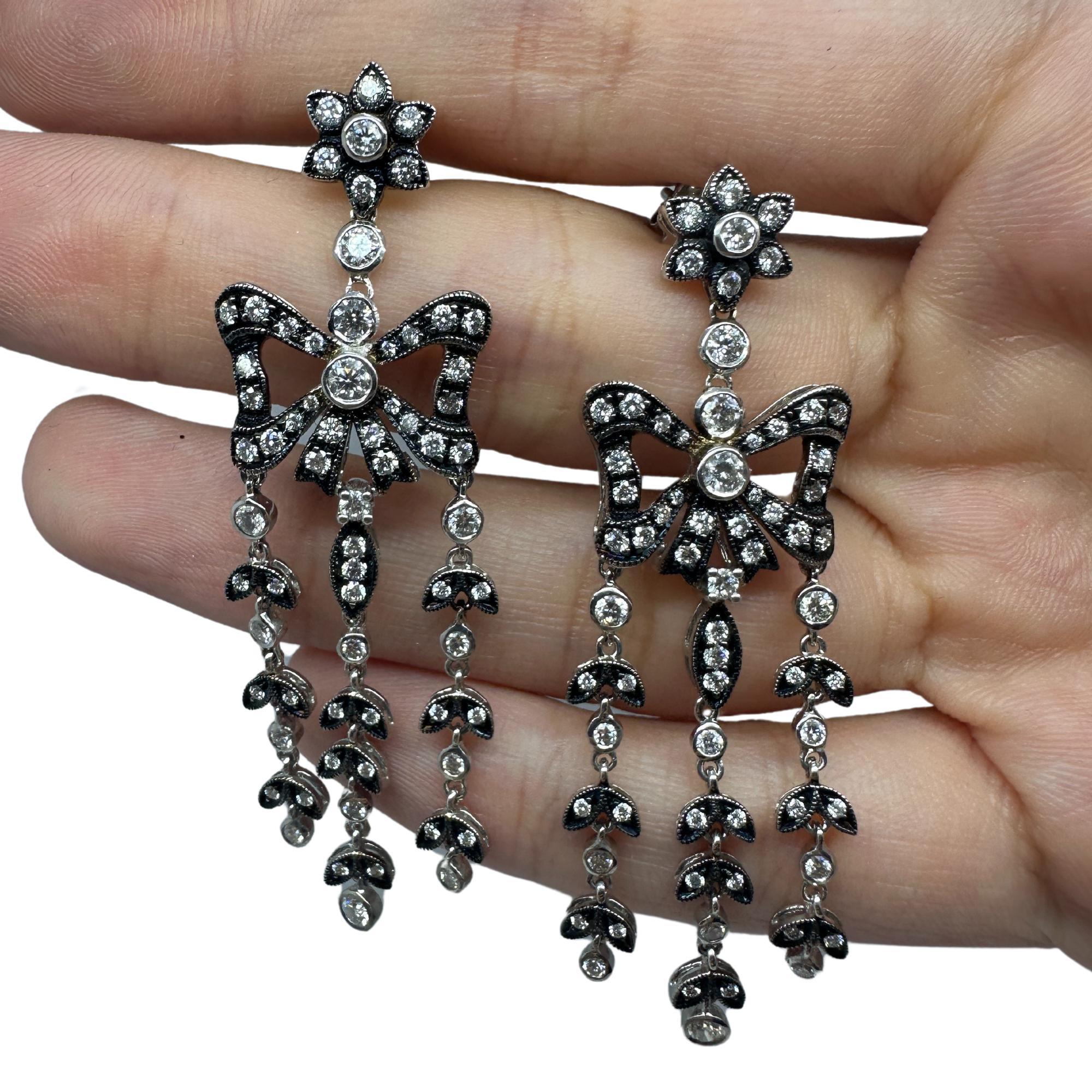 Pendientes de diamantes de 18 quilates y plata en Bueno estado para la venta en New York, NY