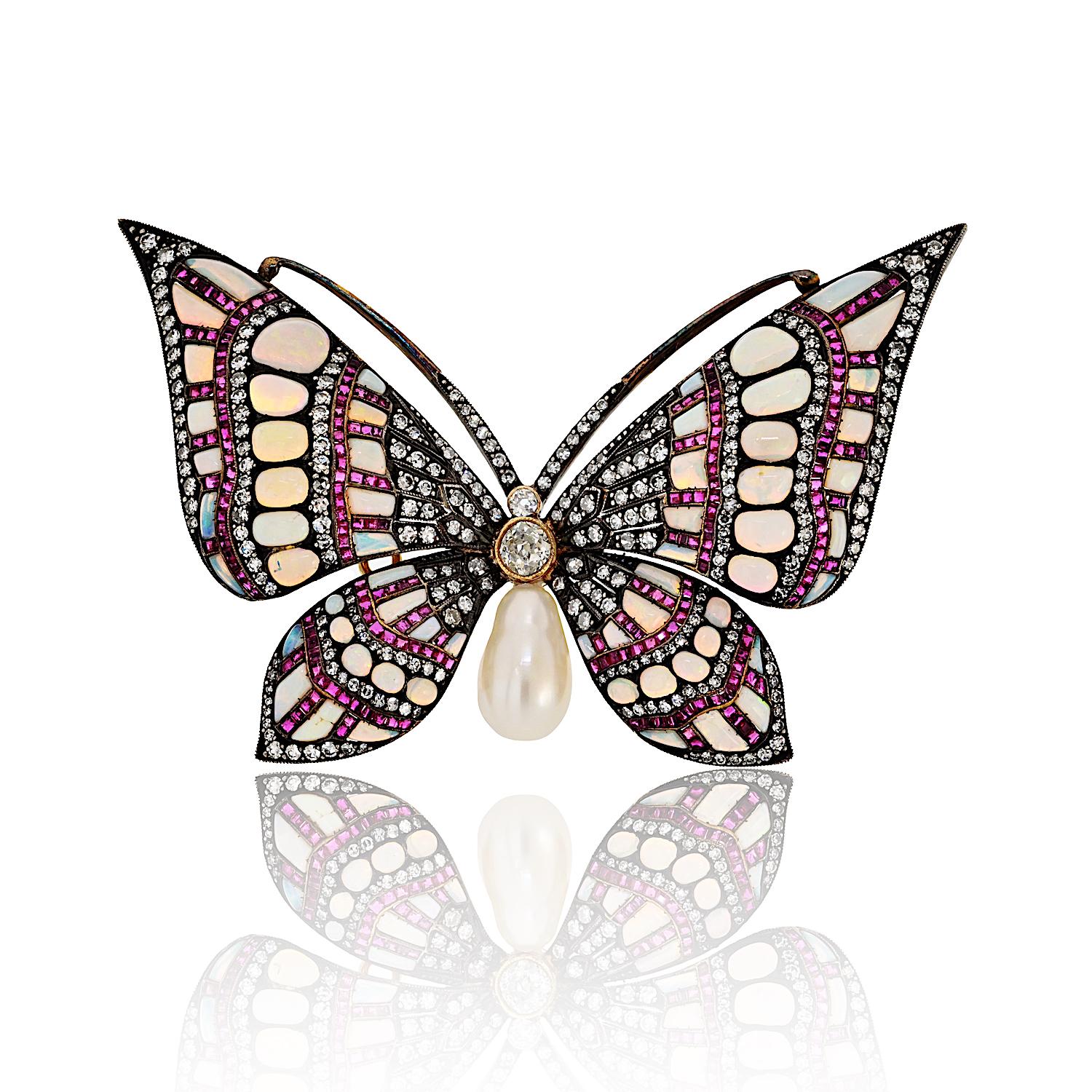 Verdadero tesoro único, este exquisito broche de mariposa est�á magistralmente elaborado a mano en oro de 18 quilates y plata. Con una fascinante composición de piedras preciosas talladas a medida, evoca a la vez fantasía y sofisticación. Las alas