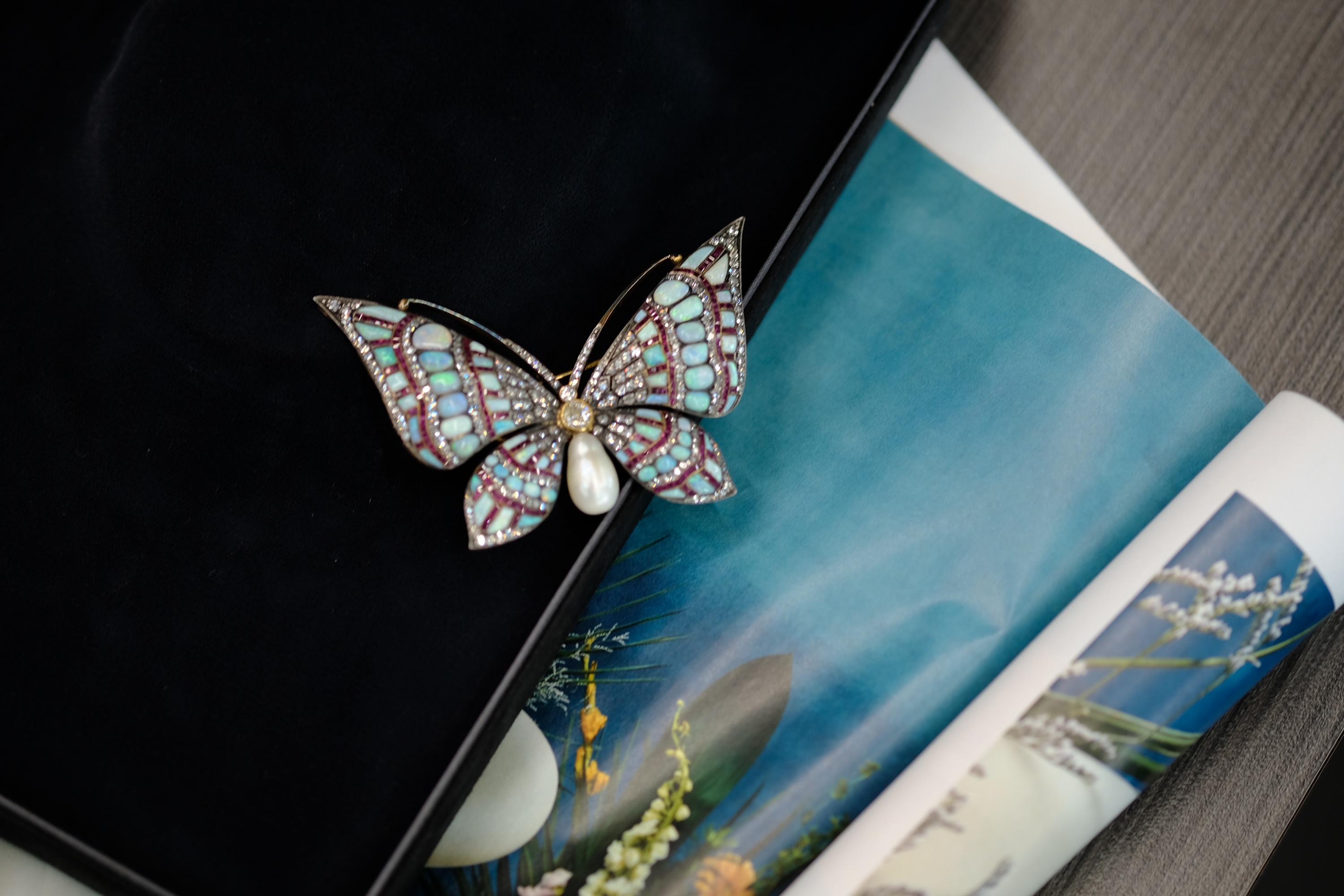 Broche Mariposa Ópalo, Rubí, Perla y Diamantes de 18 K y Plata en venta 1