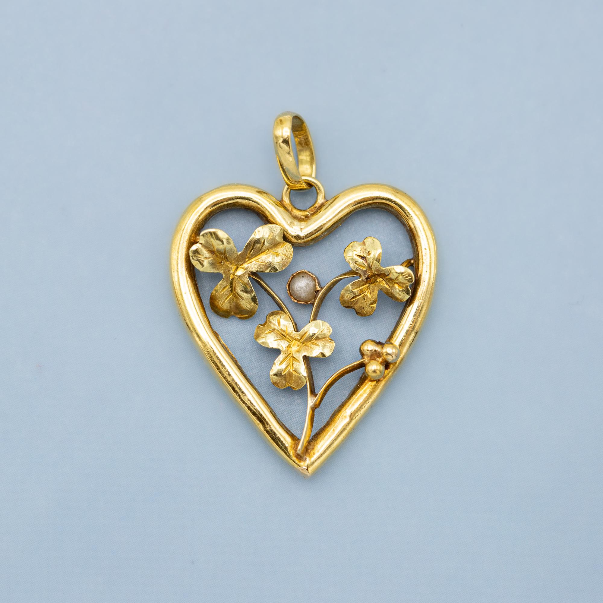 Se vende este maravilloso colgante de oro macizo de 1900. Existe de un bordo hueco en forma de ciervo con en su centro cuatro tréboles de tres hojas y una perla romántica. Este colgante antiguo está en buen estado teniendo en cuenta su antigüedad,