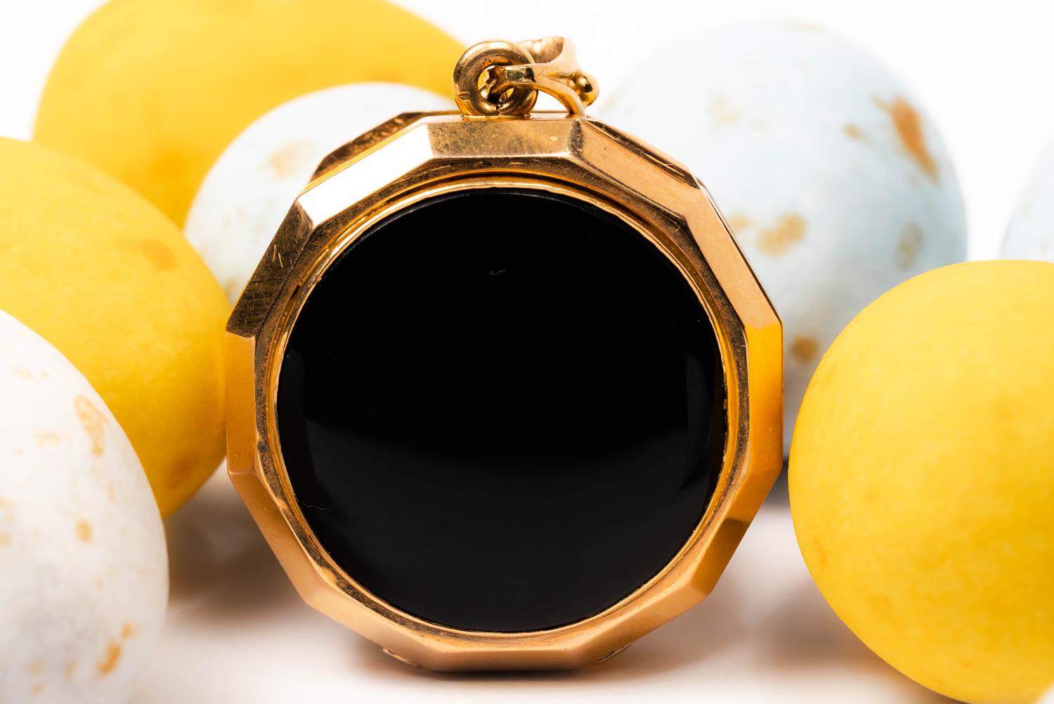 18K Antique Victorian Onyx Mourning Locket, Remontoir Watch Gold Bird Locket In Excellent Condition In Rottedam, NL