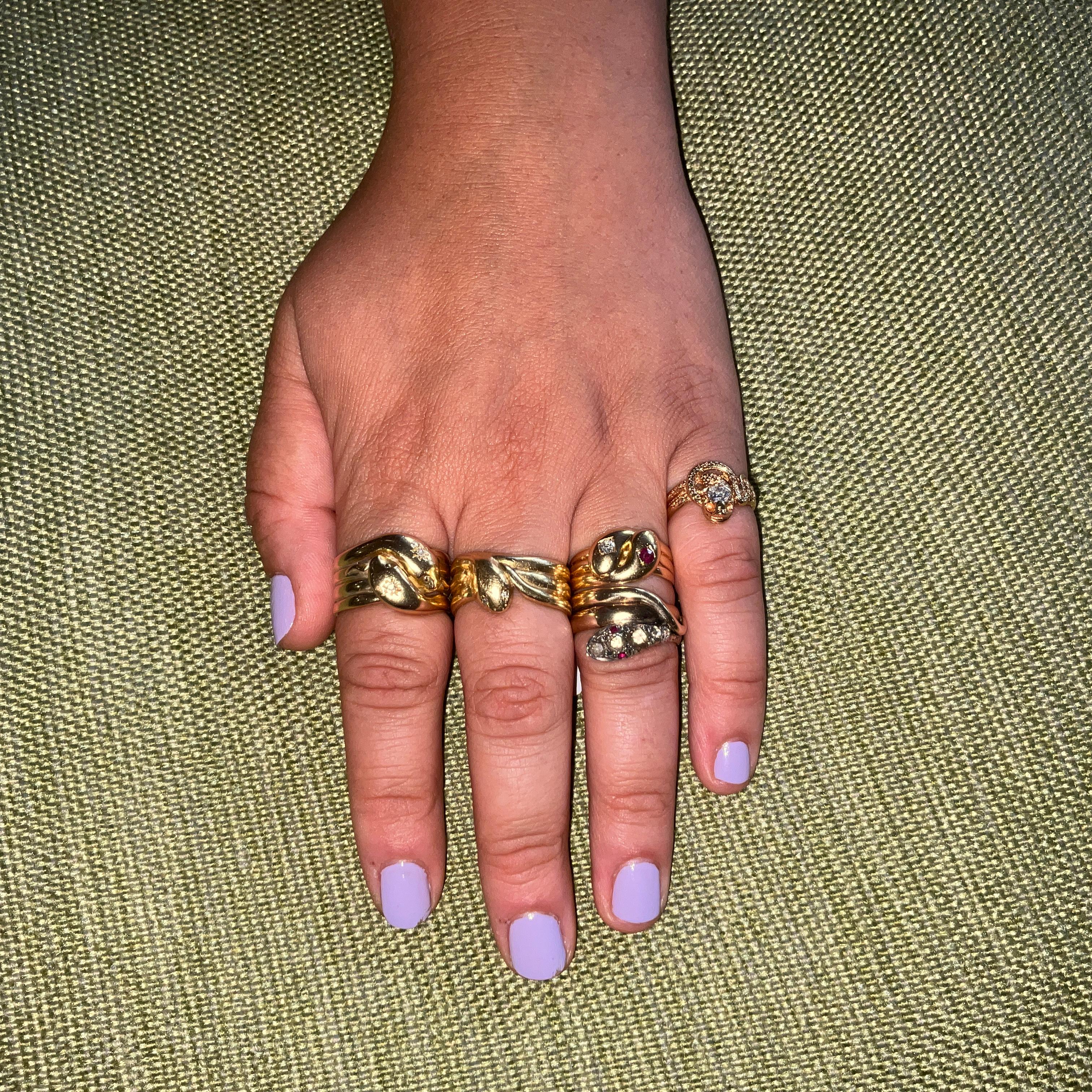 Anillo Victoriano Antiguo de Serpiente de 18K con Cabeza de Diamante y Detalles Tallados en venta 8