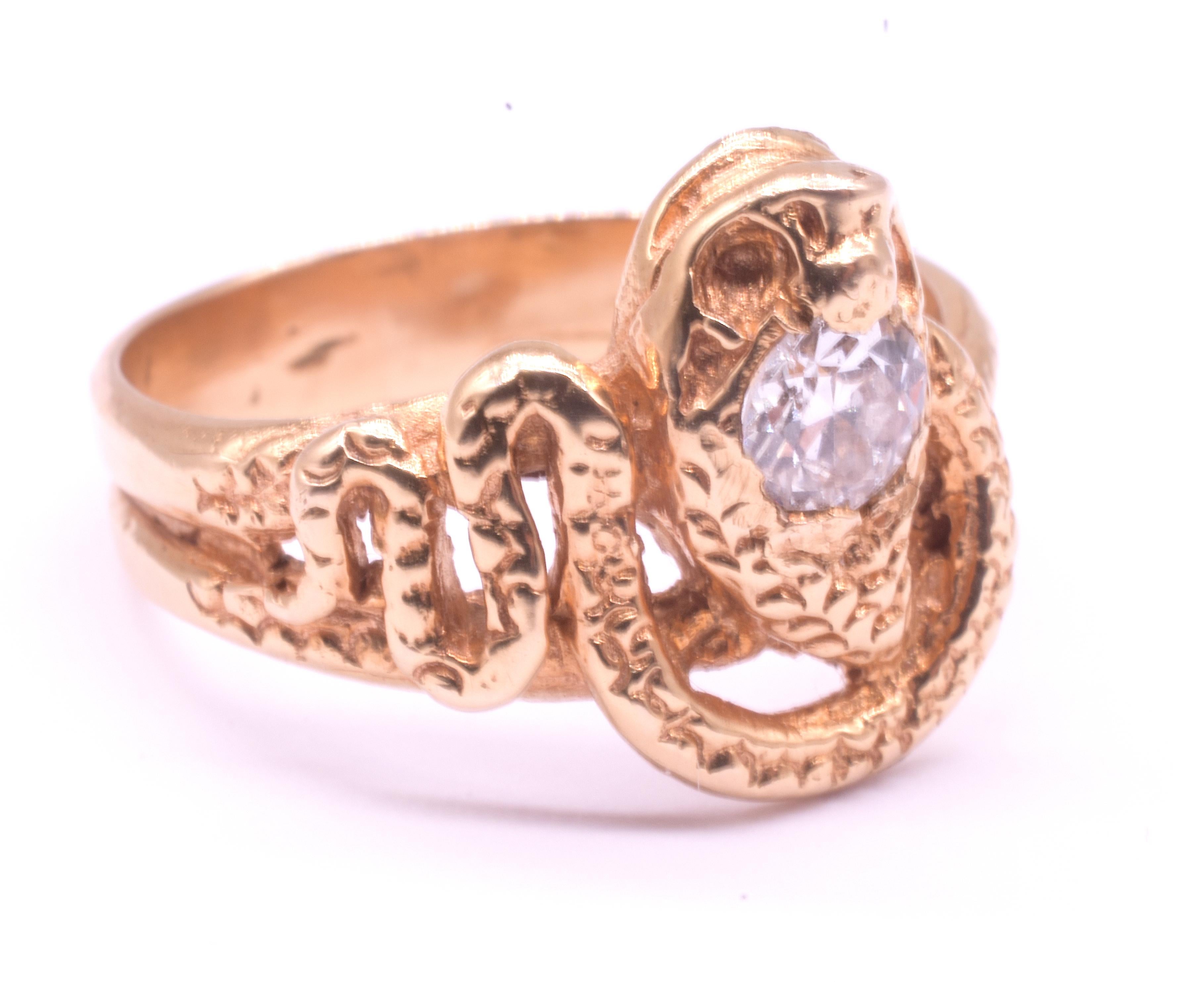 Nuestro anillo serpiente de 18 quilates está tachonado con un diamante redondo en la cabeza y está fabricado en un rico oro amarillo. La riqueza de la orfebrería es una característica de este anillo. Fíjate en cómo el orfebre tejió hábilmente la
