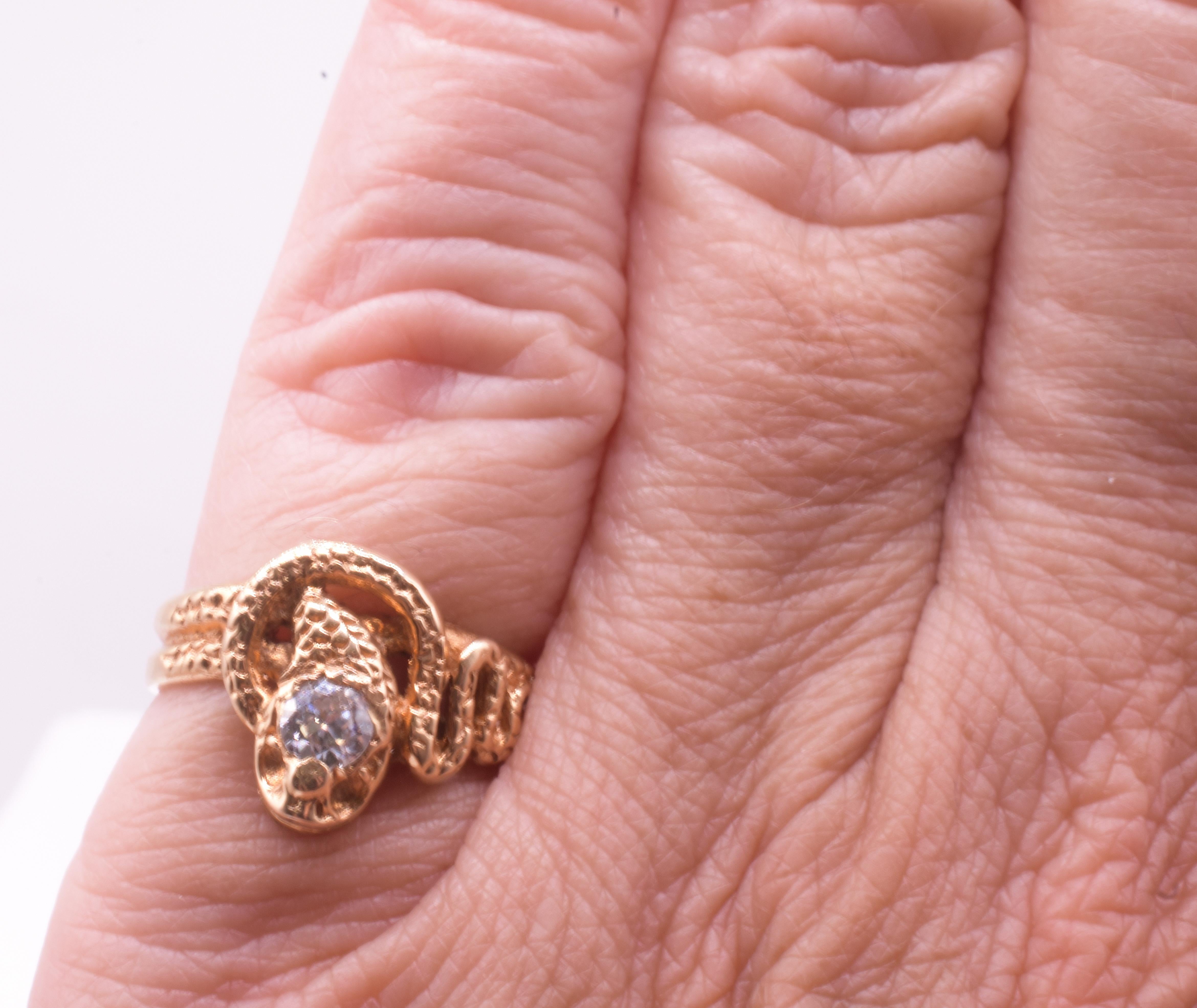 Anillo Victoriano Antiguo de Serpiente de 18K con Cabeza de Diamante y Detalles Tallados en venta 4