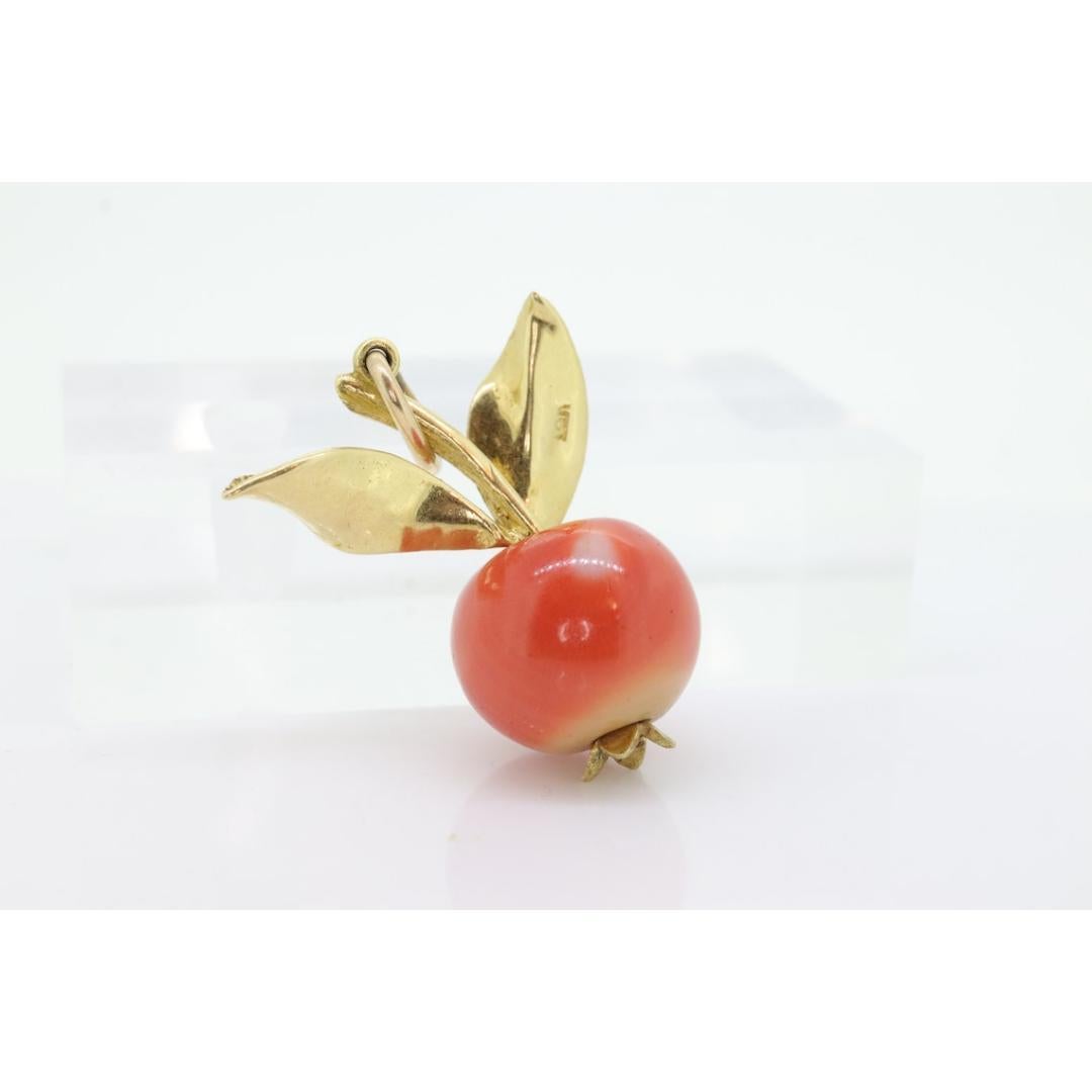Vintage
Materiali: Pietra

Pietra preziosa: Corniola

Incredibile ciondolo a forma di mela. Grande perla di corniola su oro giallo 18k a forma di gambo e foglie.

Un'aggiunta meravigliosa alla tua collana.

6,1 grammi di peso totale
Corniola rotonda